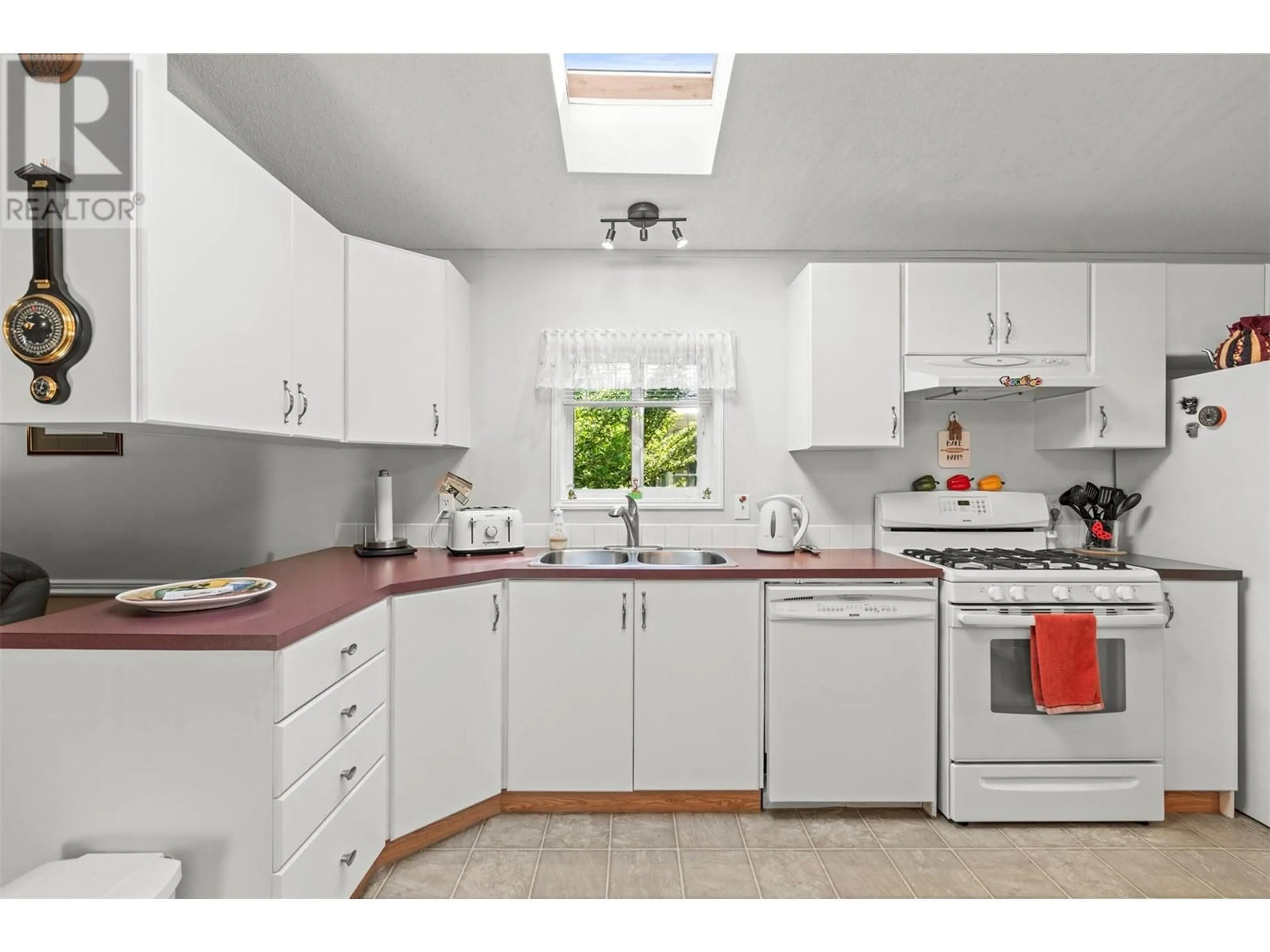 Standard kitchen, unknown for 3 - 12560 WESTSIDE ROAD, Vernon British Columbia V1H1S9