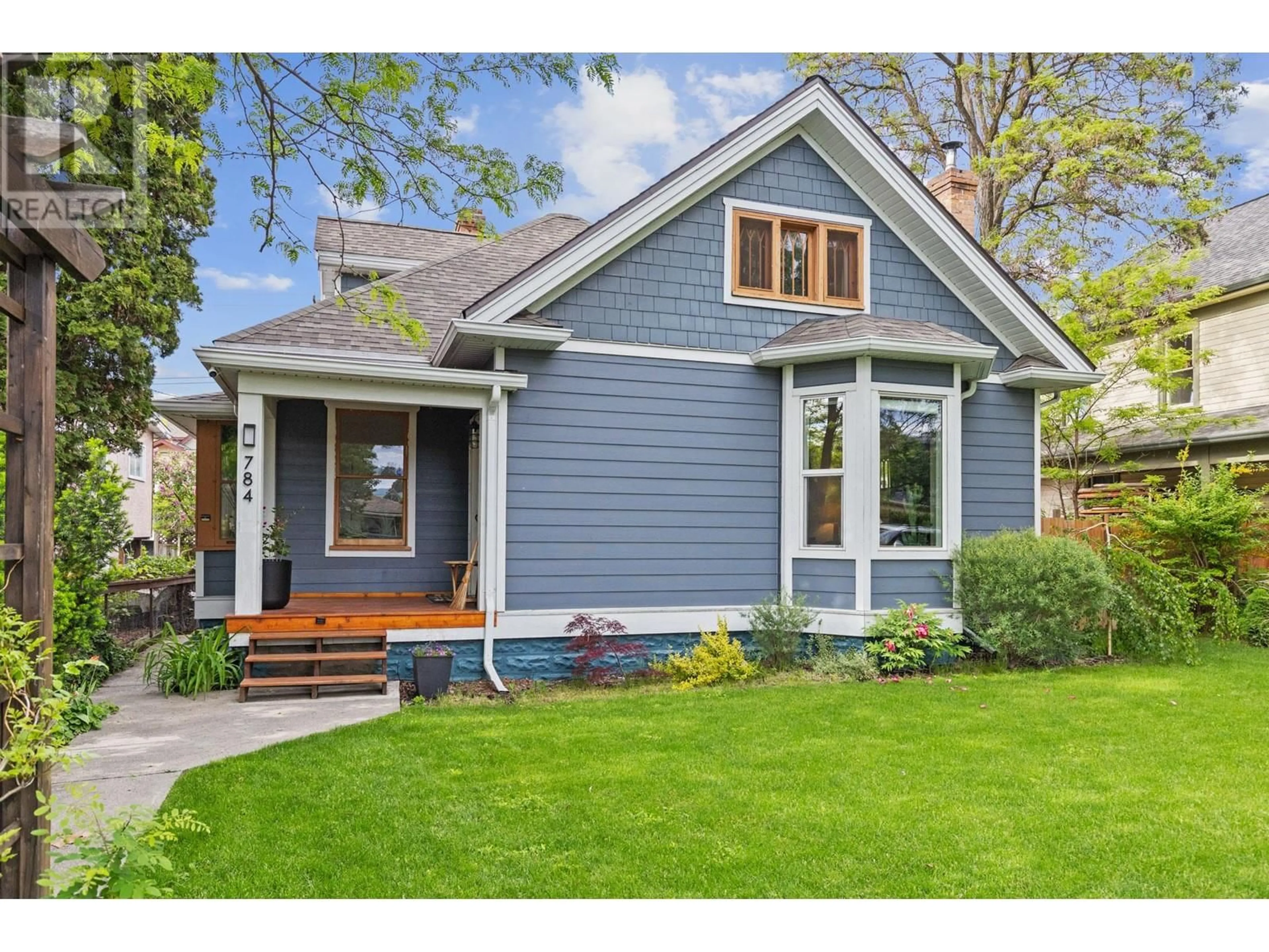 Home with vinyl exterior material, street for 784 LAWRENCE AVENUE, Kelowna British Columbia V1Y6L9
