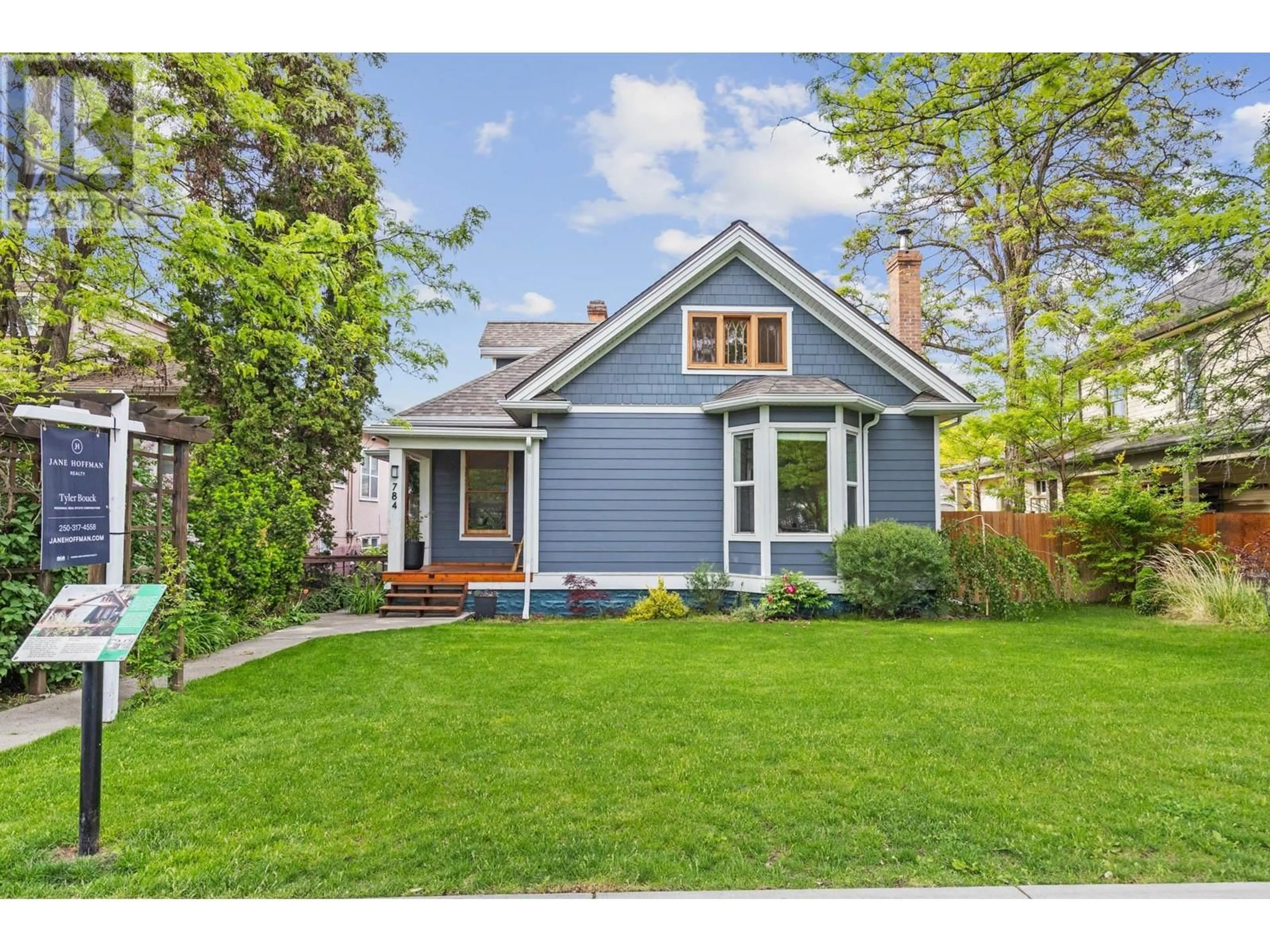 Home with vinyl exterior material, street for 784 LAWRENCE AVENUE, Kelowna British Columbia V1Y6L9