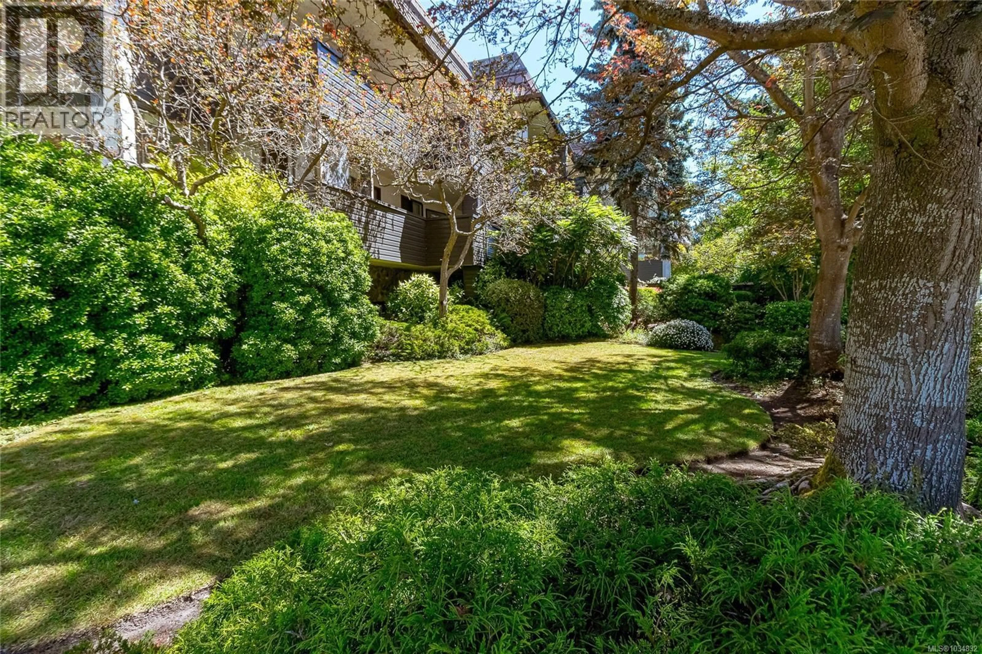 A pic from outside/outdoor area/front of a property/back of a property/a pic from drone, street for 306 - 1120 FAIRFIELD ROAD, Victoria British Columbia V8V3A7
