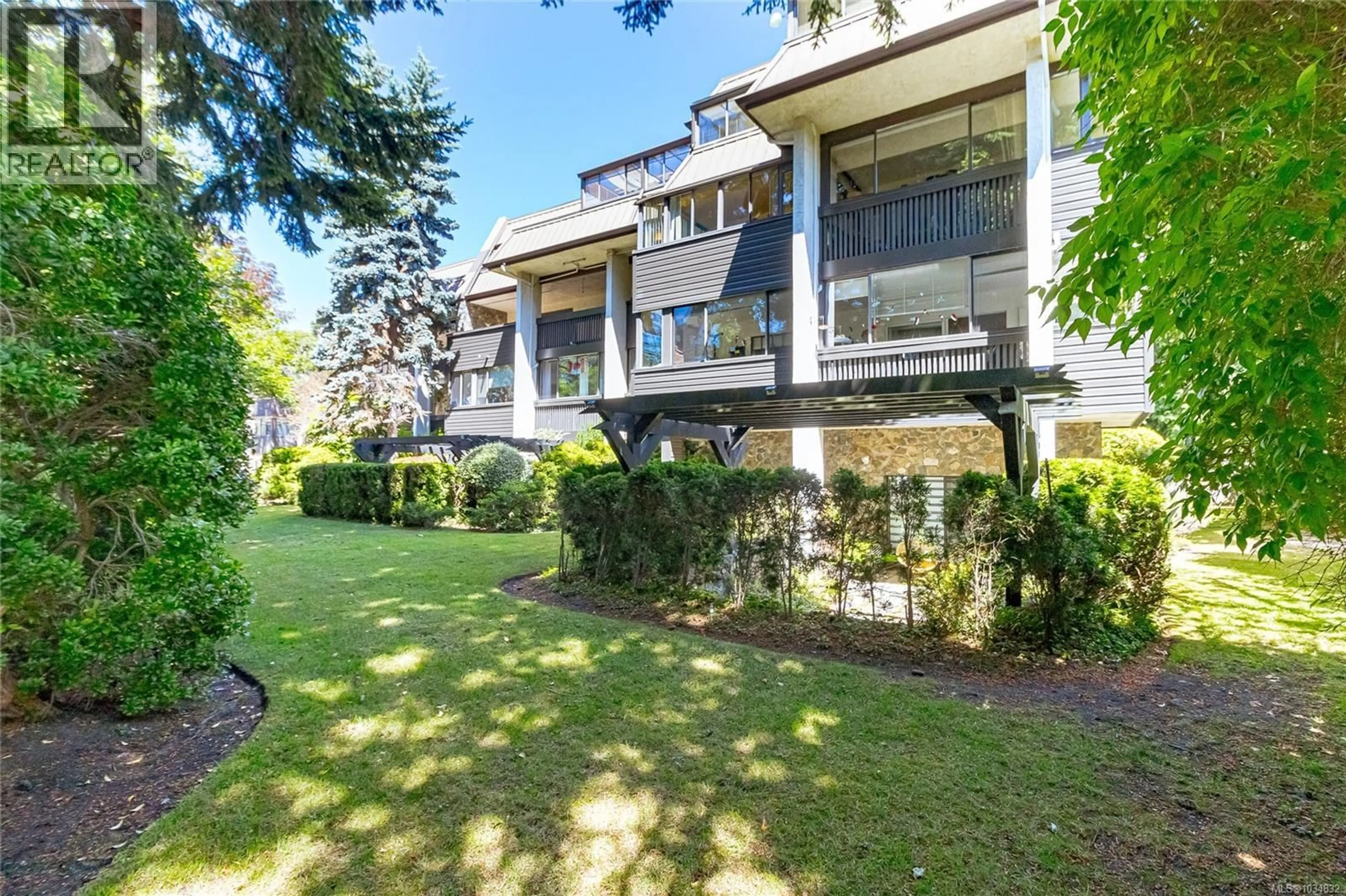 A pic from outside/outdoor area/front of a property/back of a property/a pic from drone, unknown for 306 - 1120 FAIRFIELD ROAD, Victoria British Columbia V8V3A7