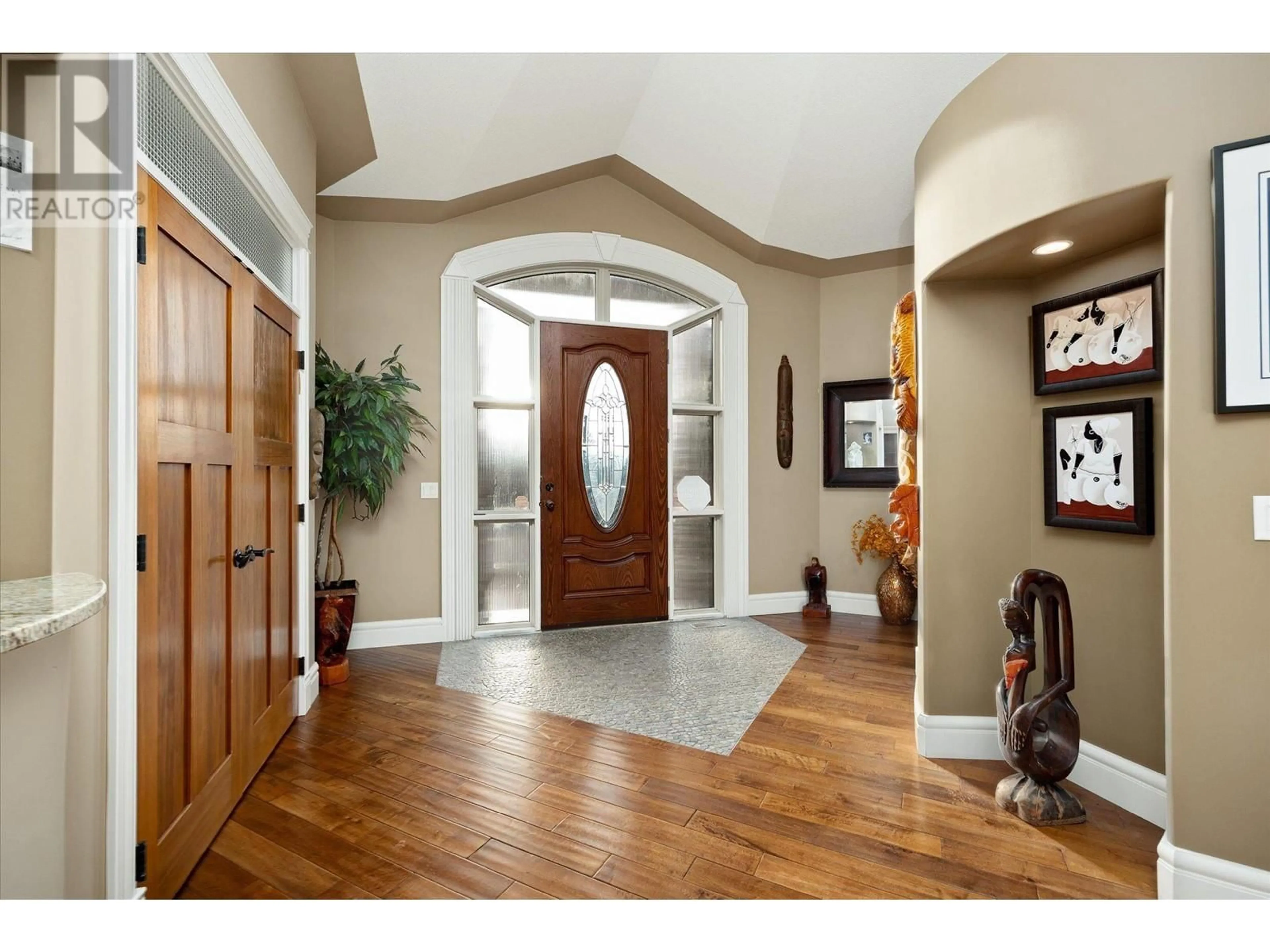 Indoor entryway for 603 ARBOR VIEW DRIVE, Kelowna British Columbia V1W4Z7