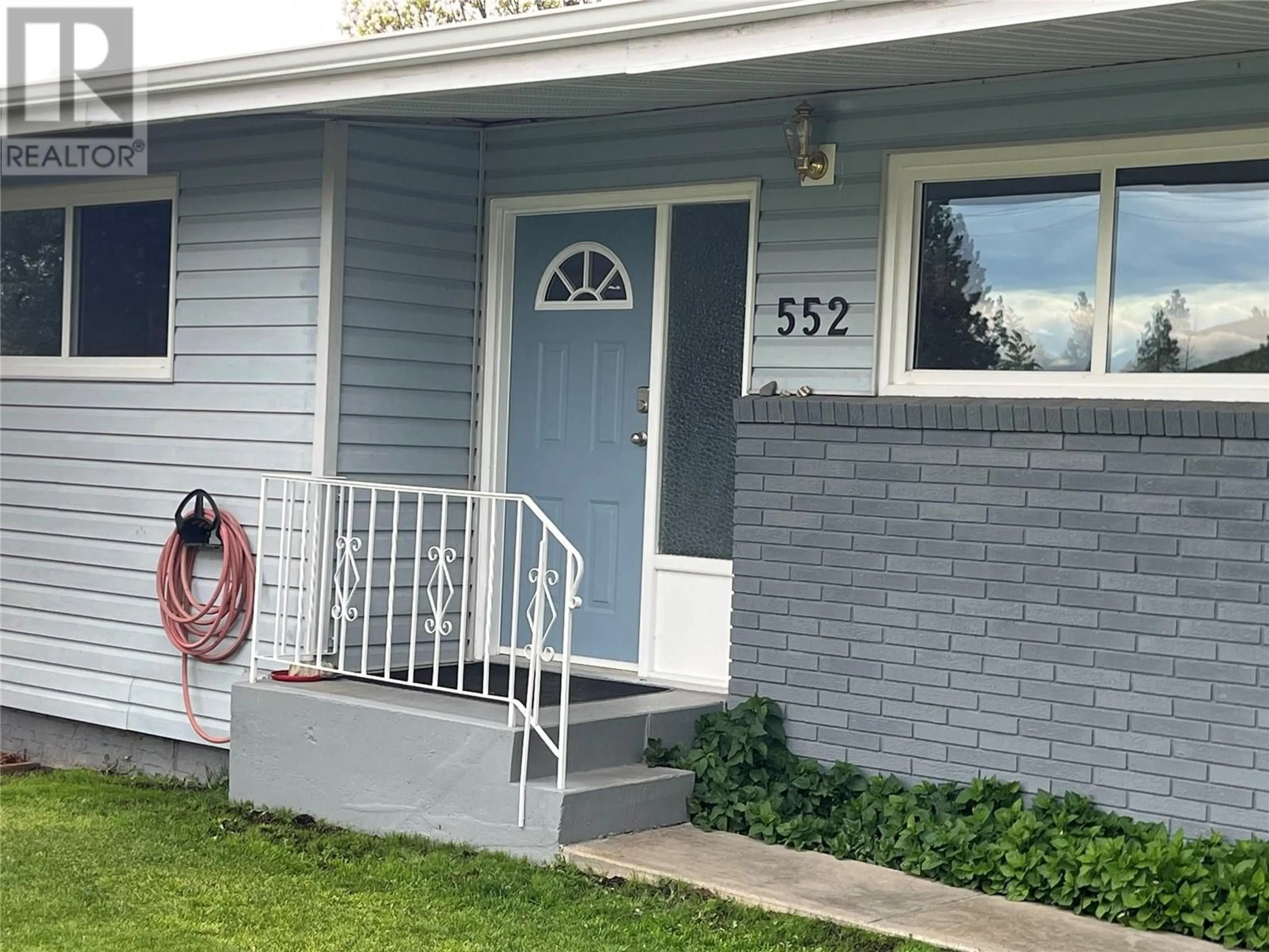 Home with vinyl exterior material, street for 552 LISTER ROAD, Kamloops British Columbia V2H0B7