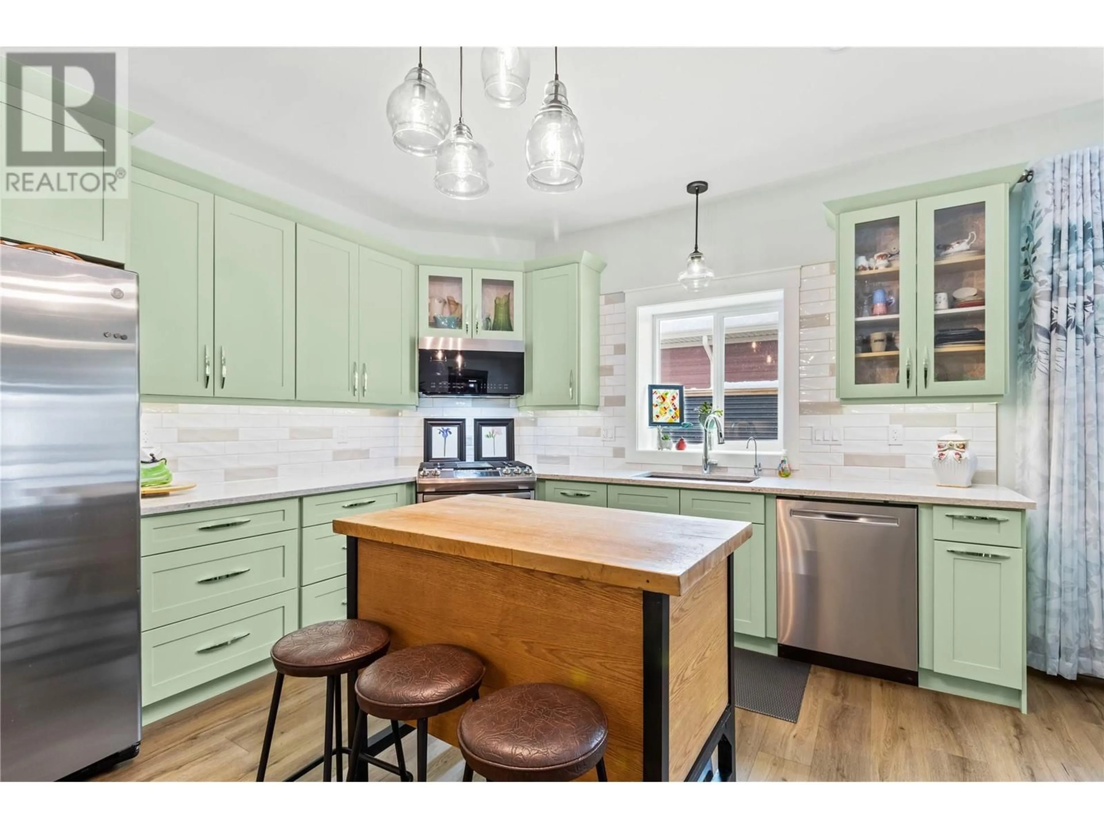 Open concept kitchen, unknown for 1009 HEMLOCK CRESCENT NORTH, Sicamous British Columbia V0E2V1