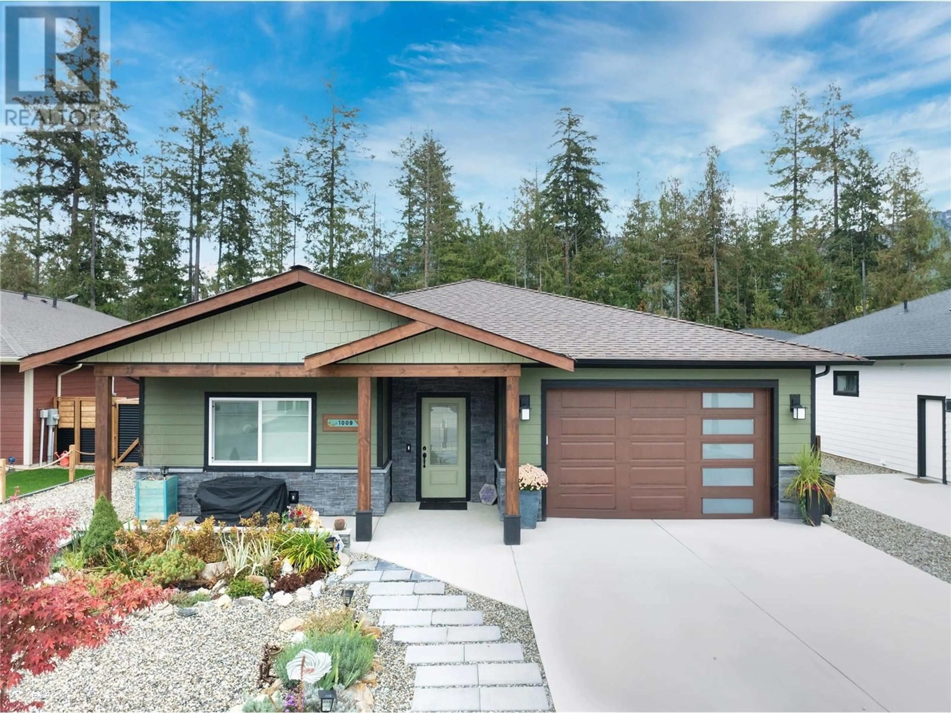 Home with vinyl exterior material, street for 1009 HEMLOCK CRESCENT NORTH, Sicamous British Columbia V0E2V1
