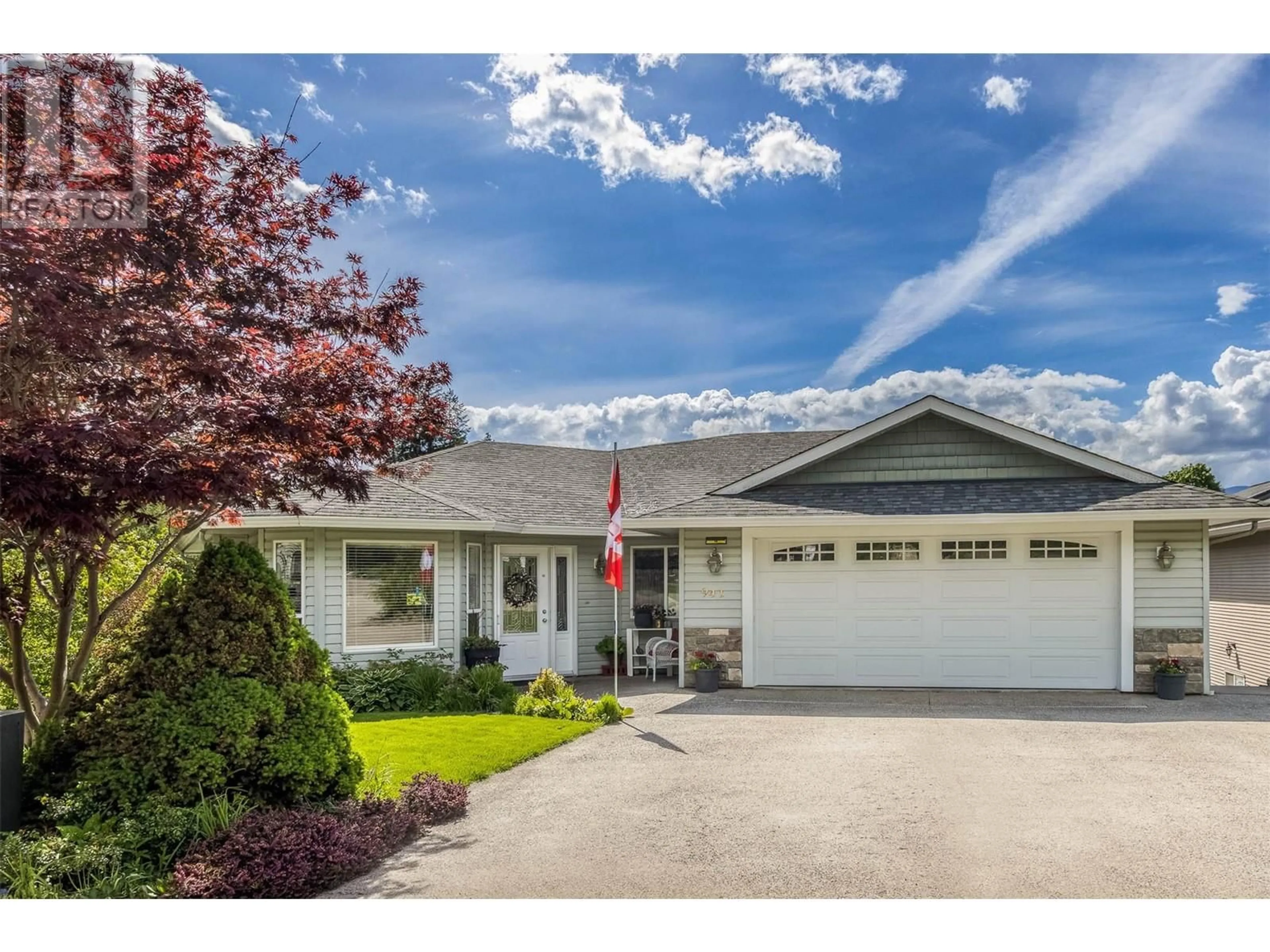 Home with vinyl exterior material, street for 941 35 STREET SOUTHEAST, Salmon Arm British Columbia V1E1N3