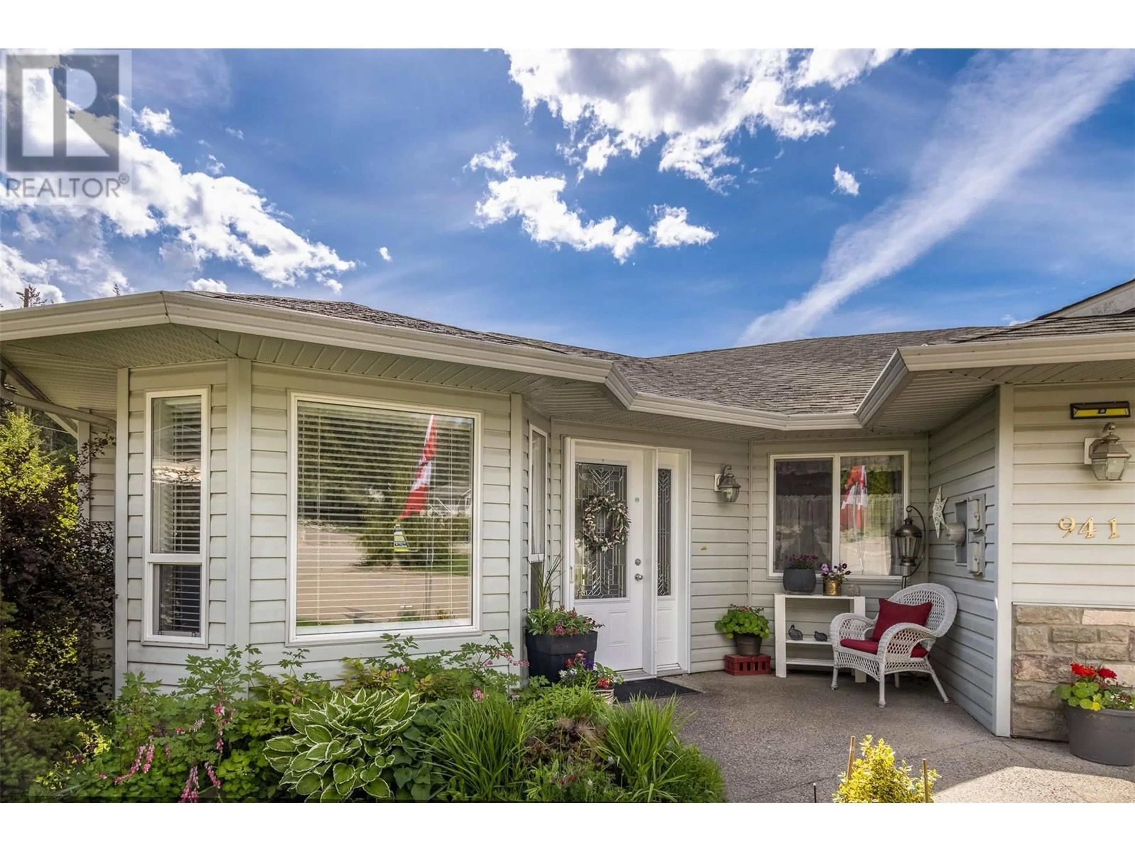 Home with vinyl exterior material, street for 941 35 STREET SOUTHEAST, Salmon Arm British Columbia V1E1N3