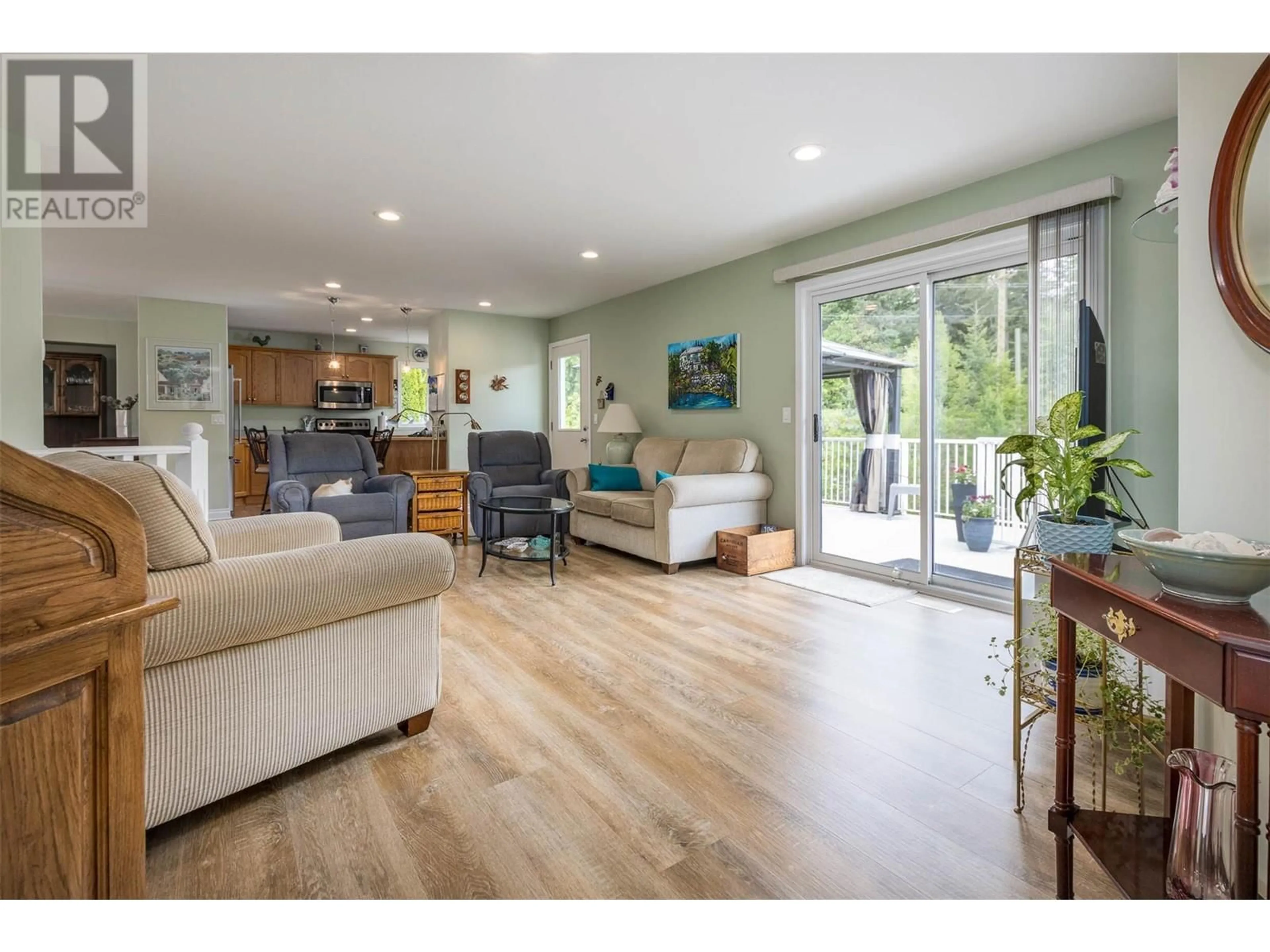 Living room with furniture, wood/laminate floor for 941 35 STREET SOUTHEAST, Salmon Arm British Columbia V1E1N3