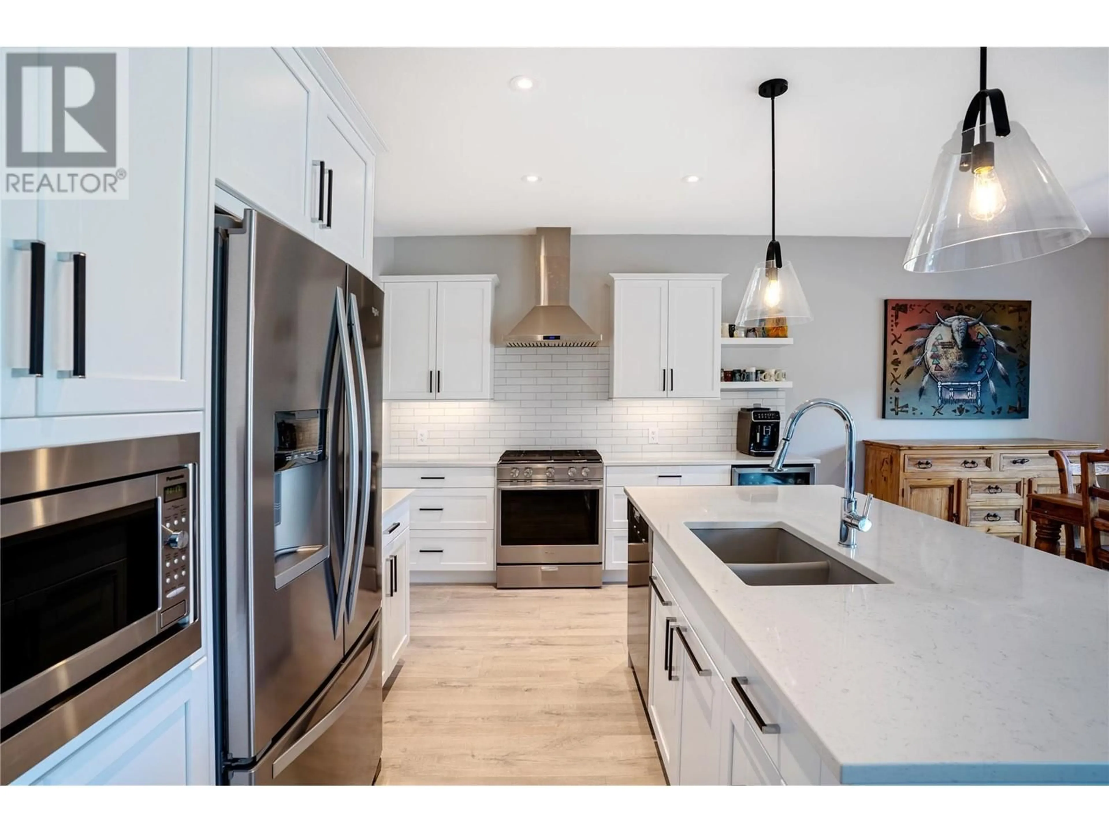 Contemporary kitchen, unknown for 417 CARNOUSTIE DRIVE, Kelowna British Columbia V1P1T1