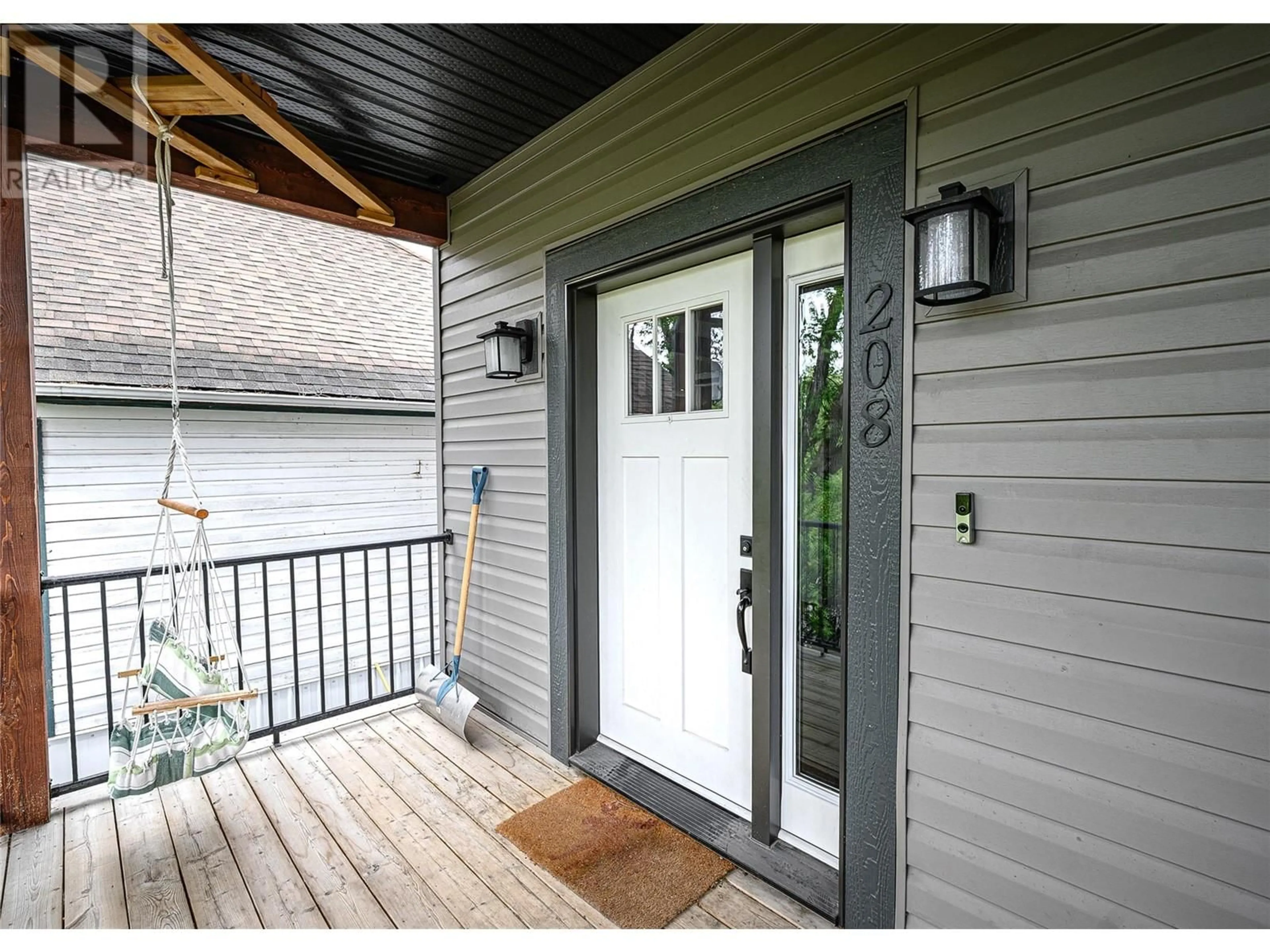 Indoor entryway for 208 15TH AVENUE SOUTH, Cranbrook British Columbia V1C2Y6