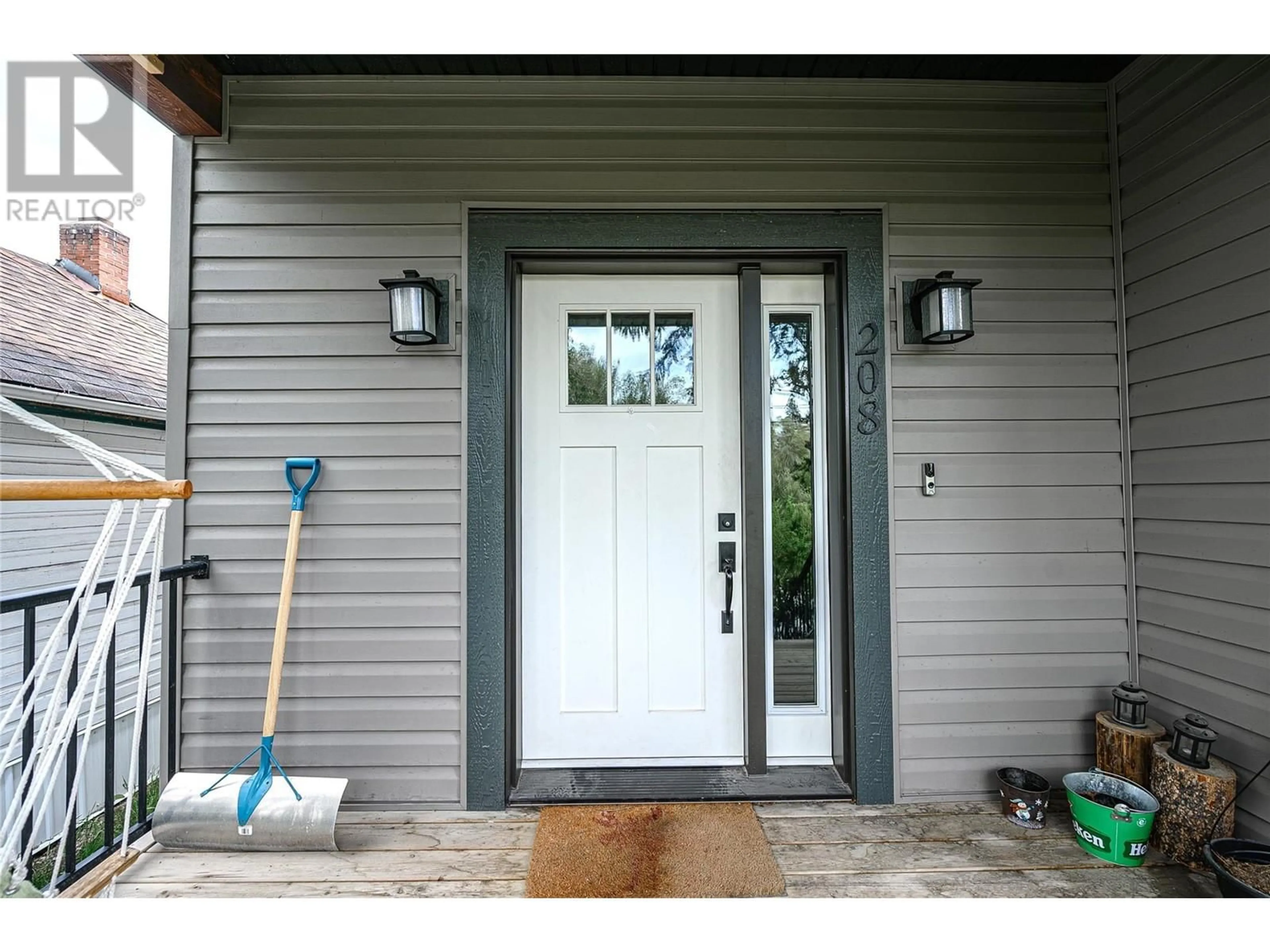 Indoor entryway for 208 15TH AVENUE SOUTH, Cranbrook British Columbia V1C2Y6