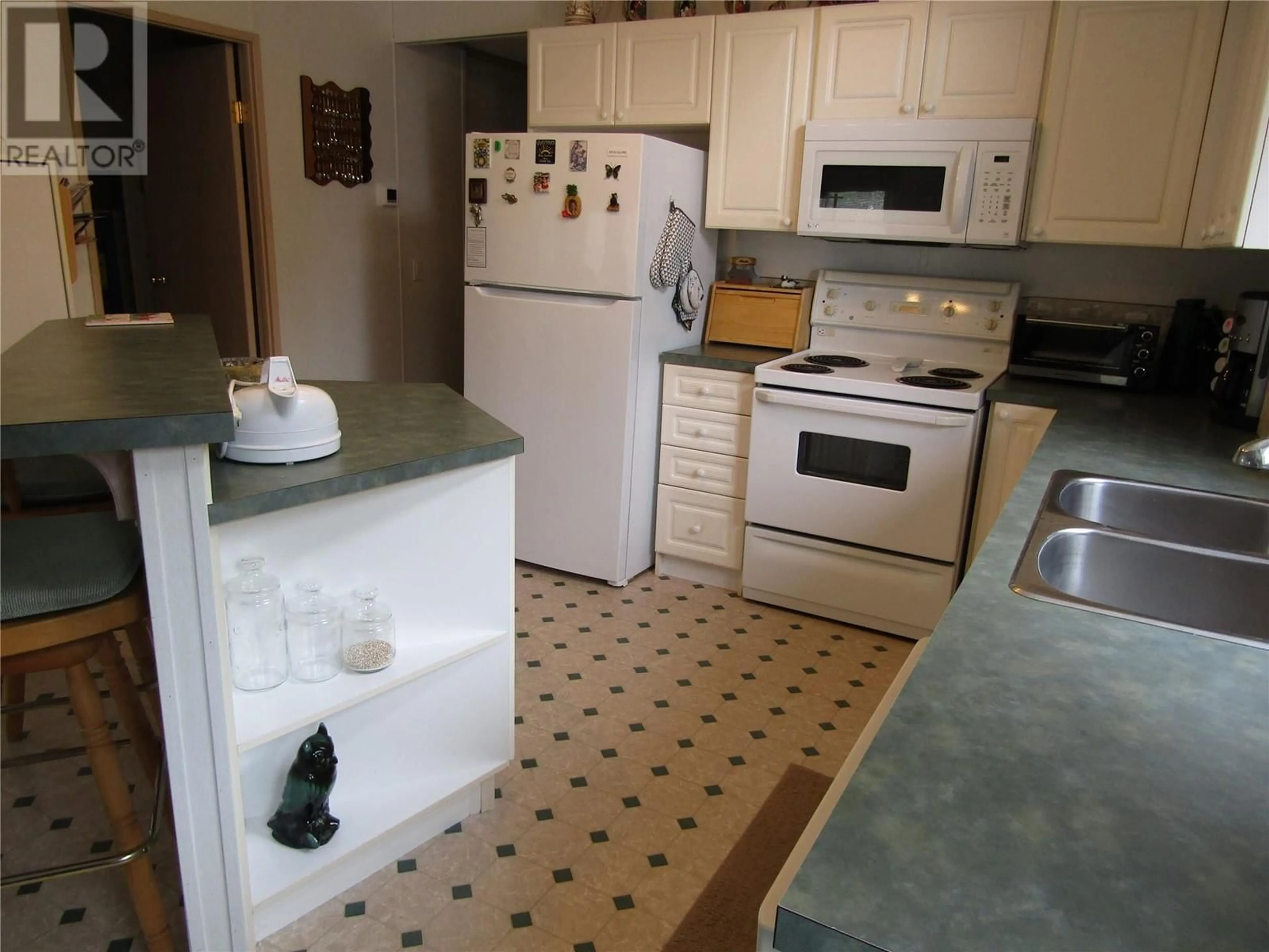Standard kitchen, ceramic/tile floor for 1534 MCINTYRE ROAD, Christina Lake British Columbia V0H1E0
