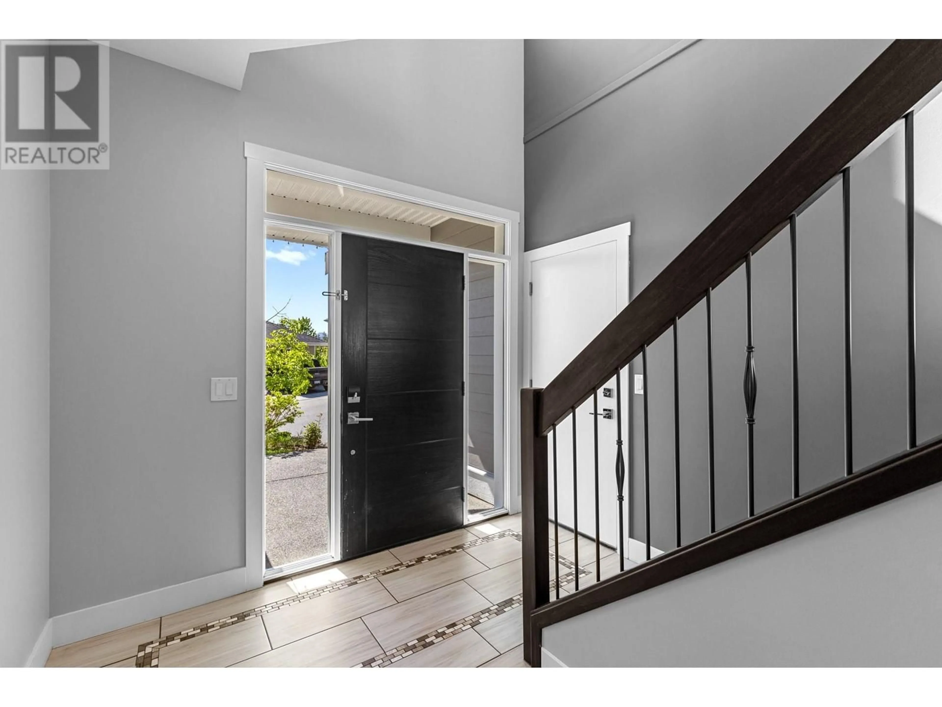 Indoor entryway for 272 UPPER CANYON DRIVE NORTH, Kelowna British Columbia V1V3C7