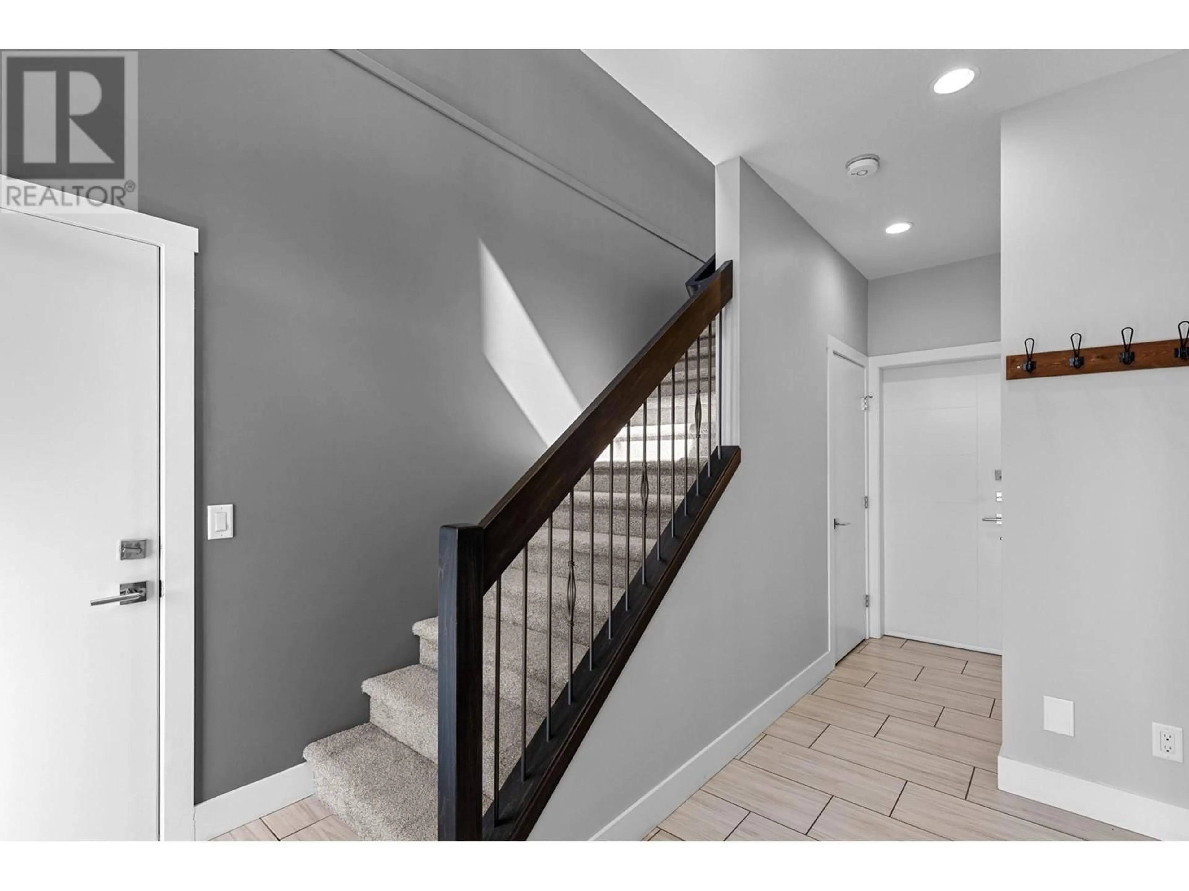 Indoor entryway for 272 UPPER CANYON DRIVE NORTH, Kelowna British Columbia V1V3C7