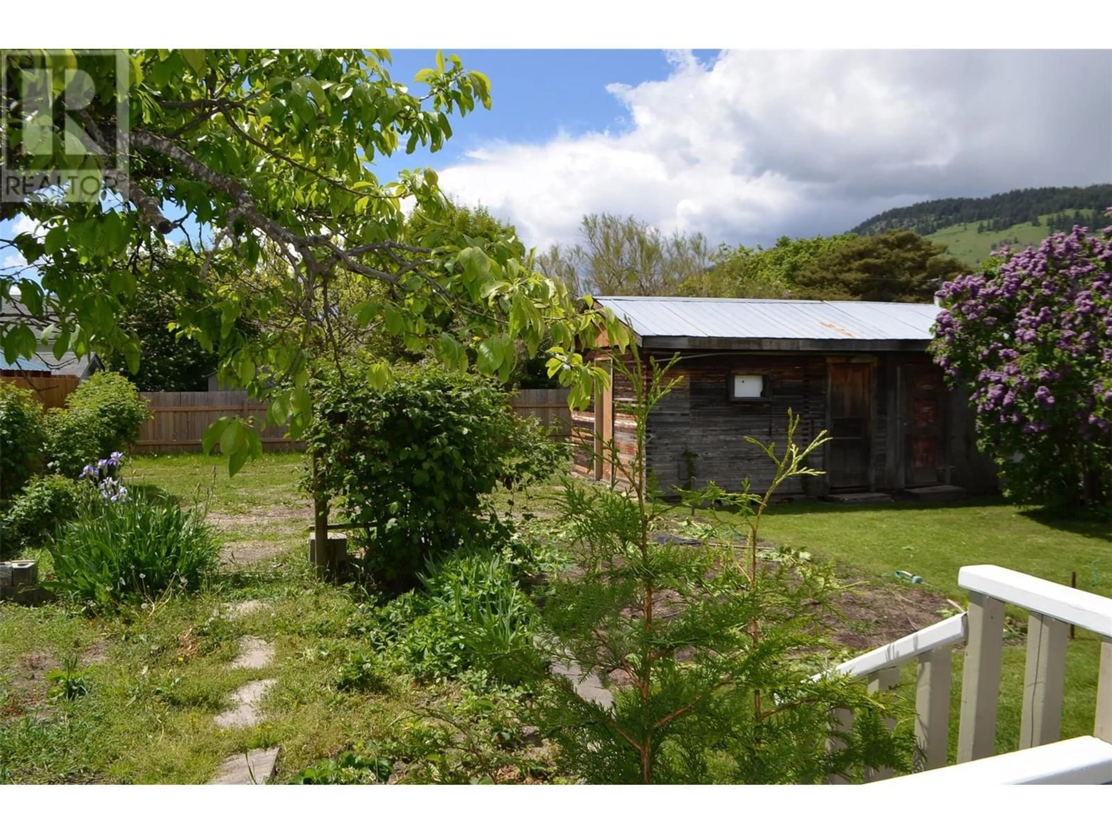 A pic from outside/outdoor area/front of a property/back of a property/a pic from drone, mountain view for 334 BIRCH STREET, Chase British Columbia V0E1M0