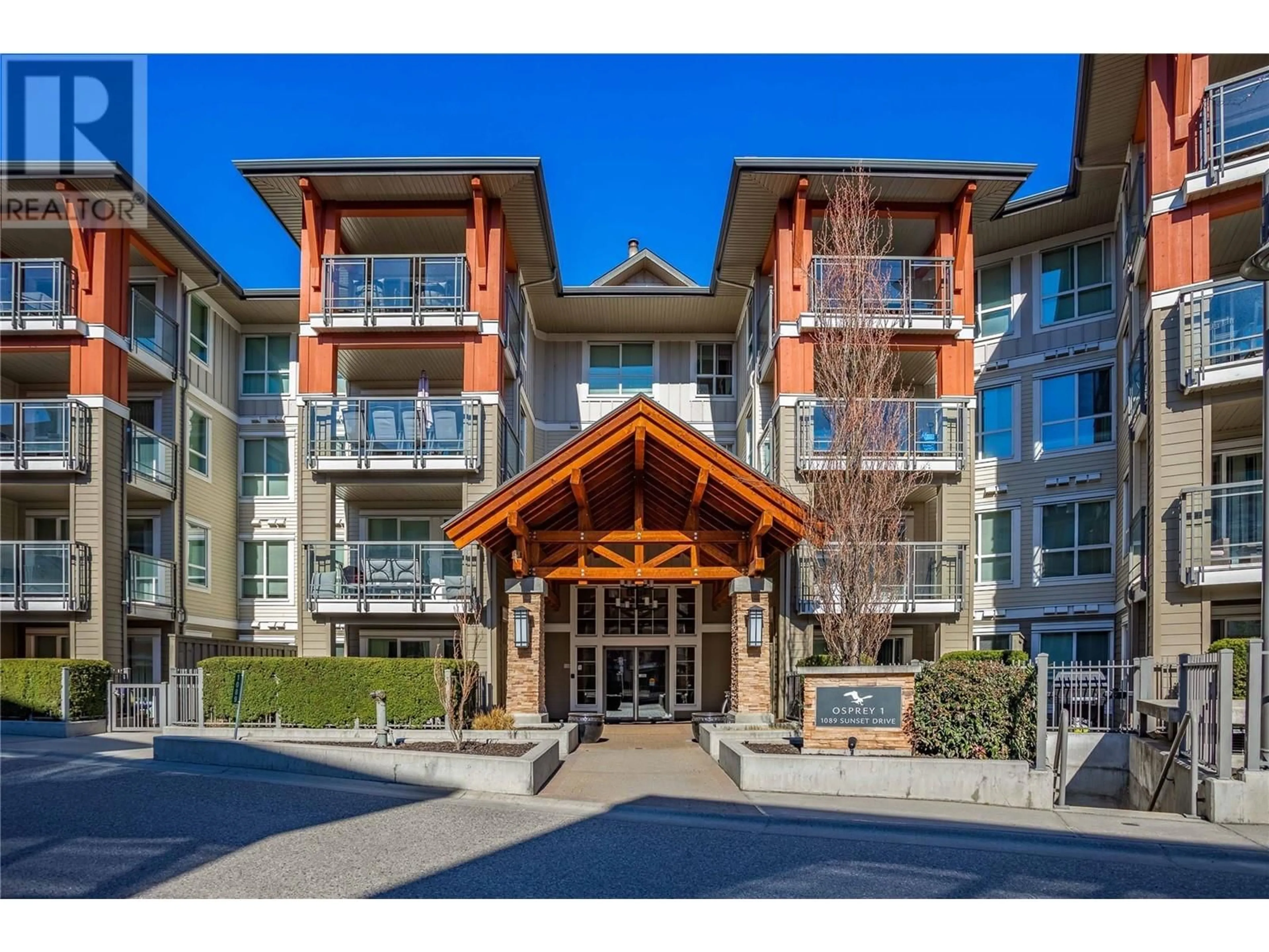 Indoor foyer for 102 - 1089 SUNSET DRIVE, Kelowna British Columbia V1Y9Z3