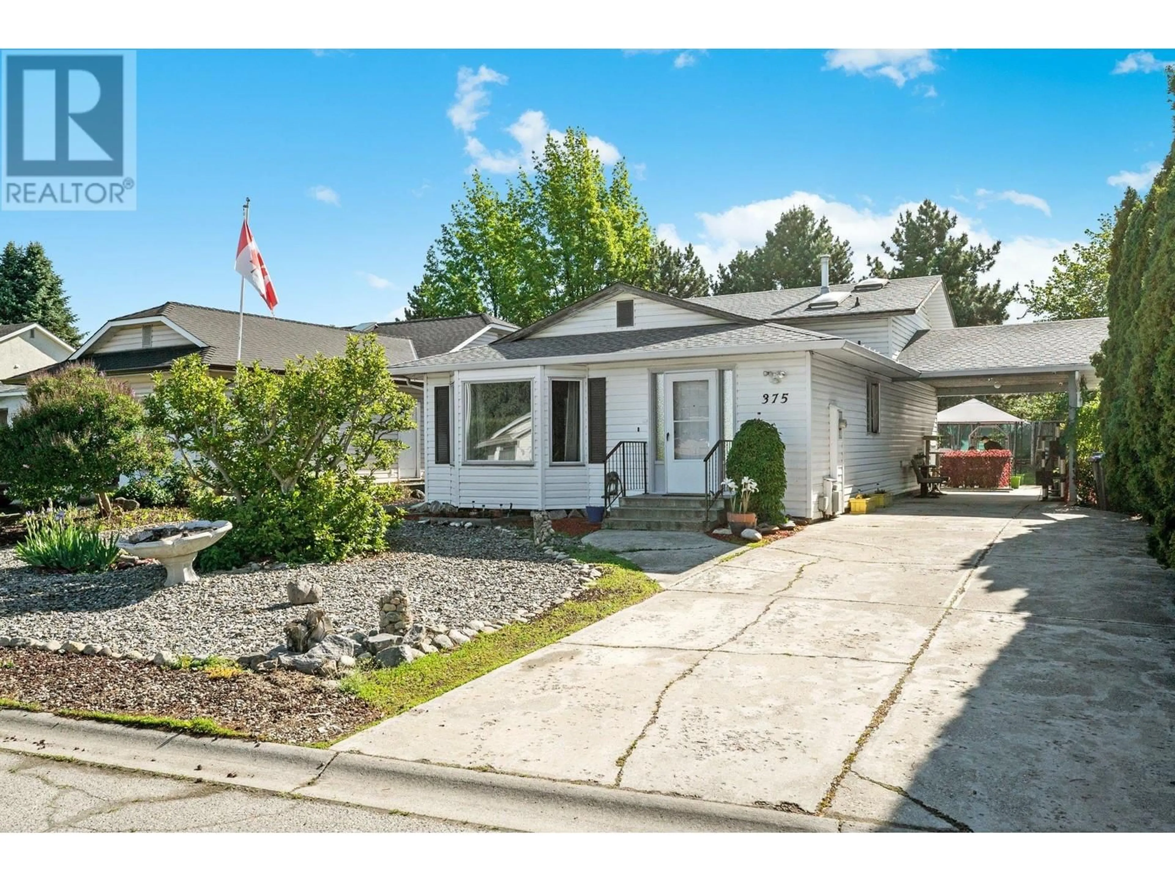 Home with vinyl exterior material, street for 375 HOUGHTON COURT, Kelowna British Columbia V1X7C7
