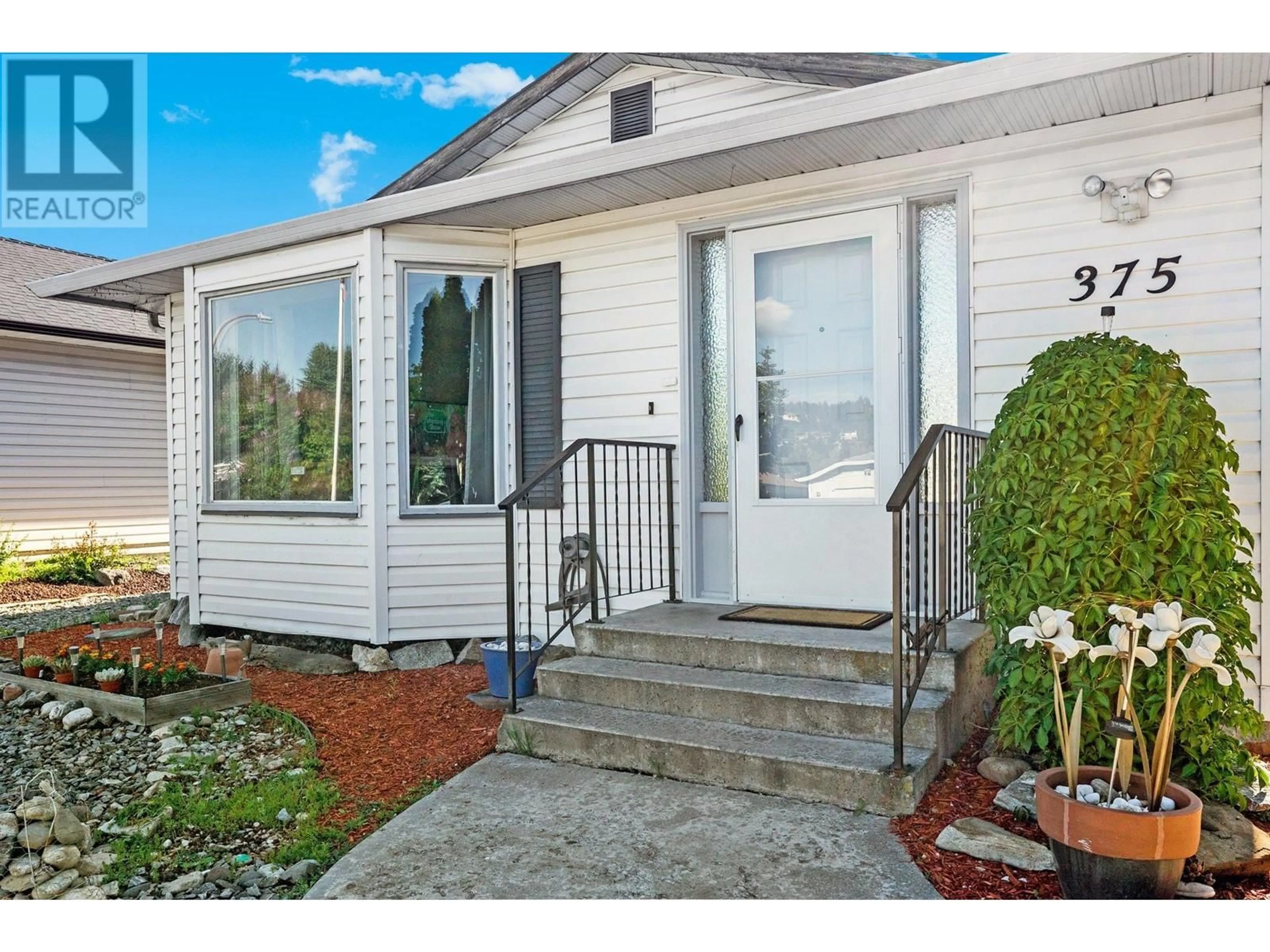 Home with vinyl exterior material, street for 375 HOUGHTON COURT, Kelowna British Columbia V1X7C7