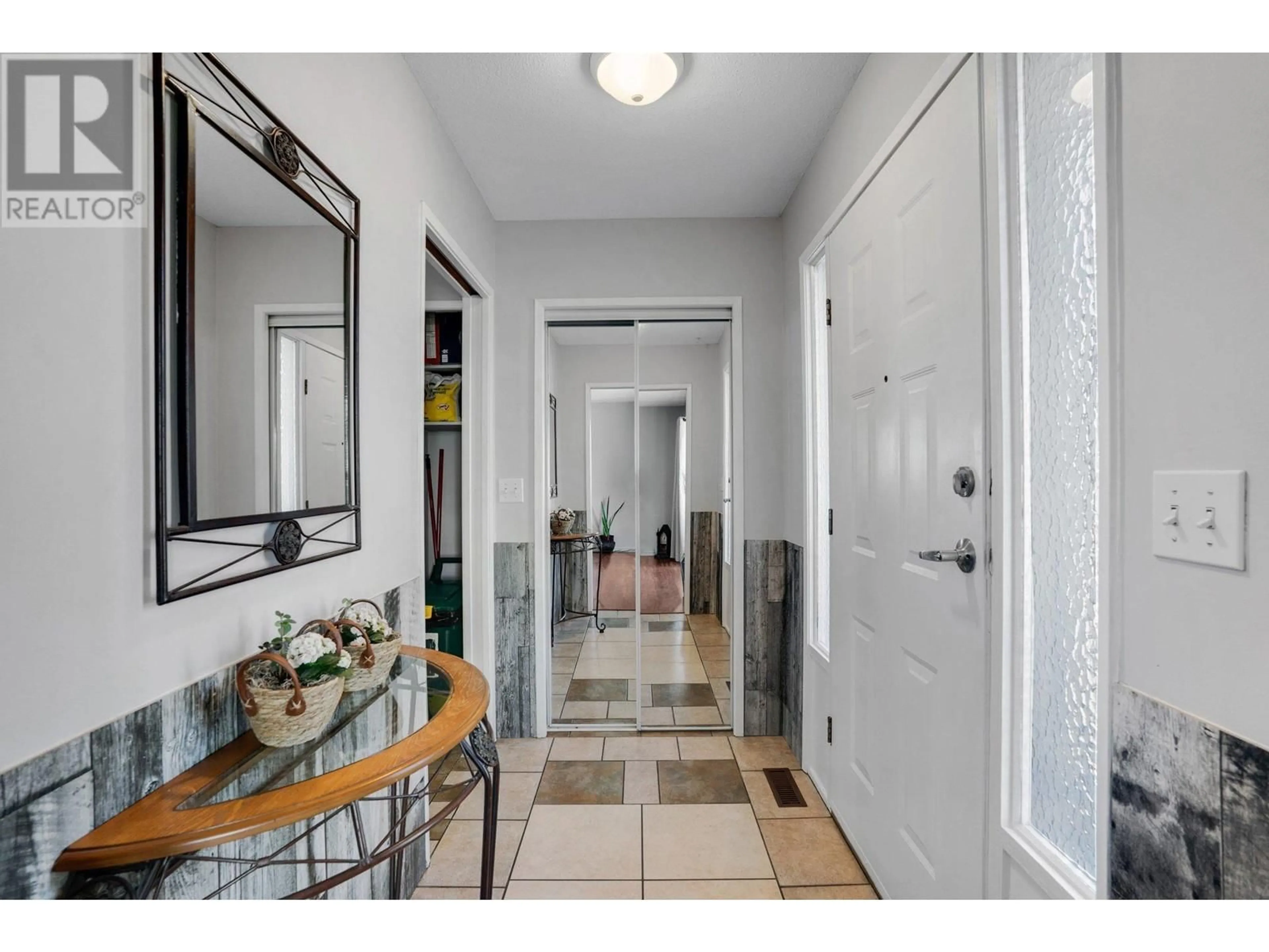 Indoor entryway for 375 HOUGHTON COURT, Kelowna British Columbia V1X7C7