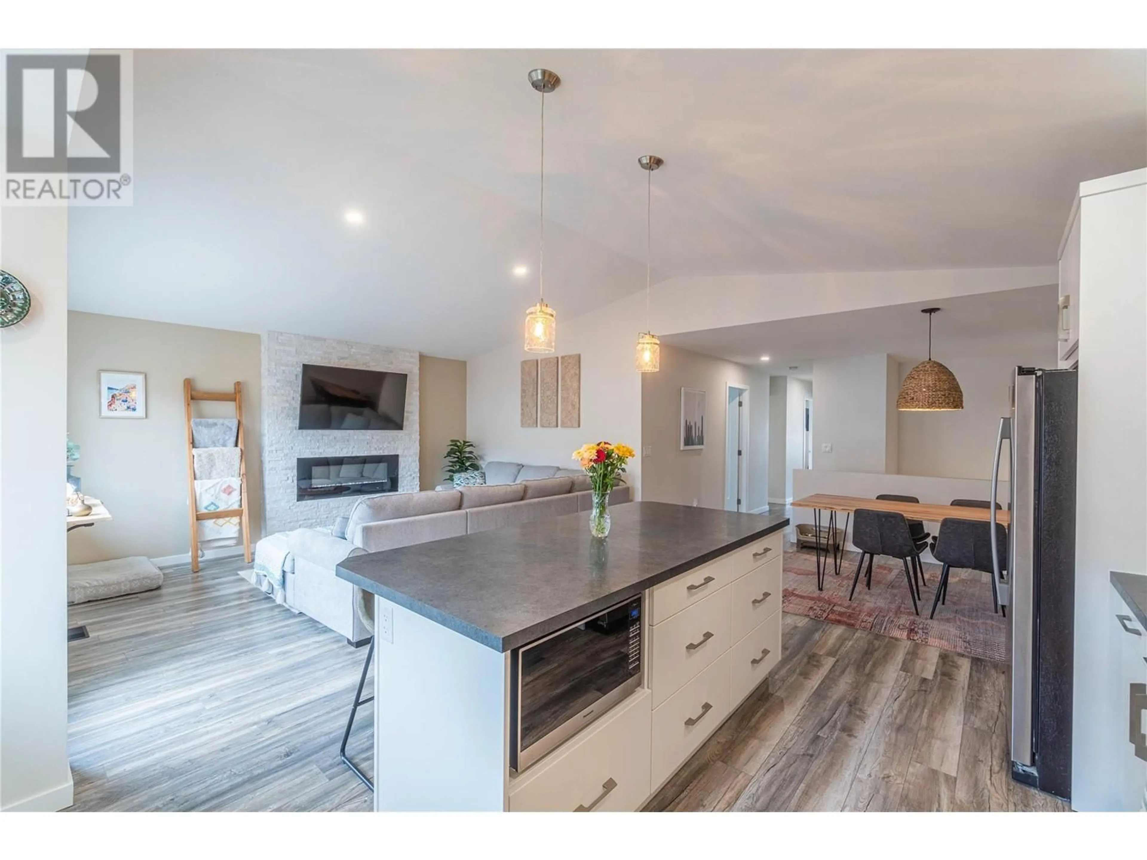 Open concept kitchen, unknown for 2364 BOSSERT AVENUE, Kamloops British Columbia V2B4V7