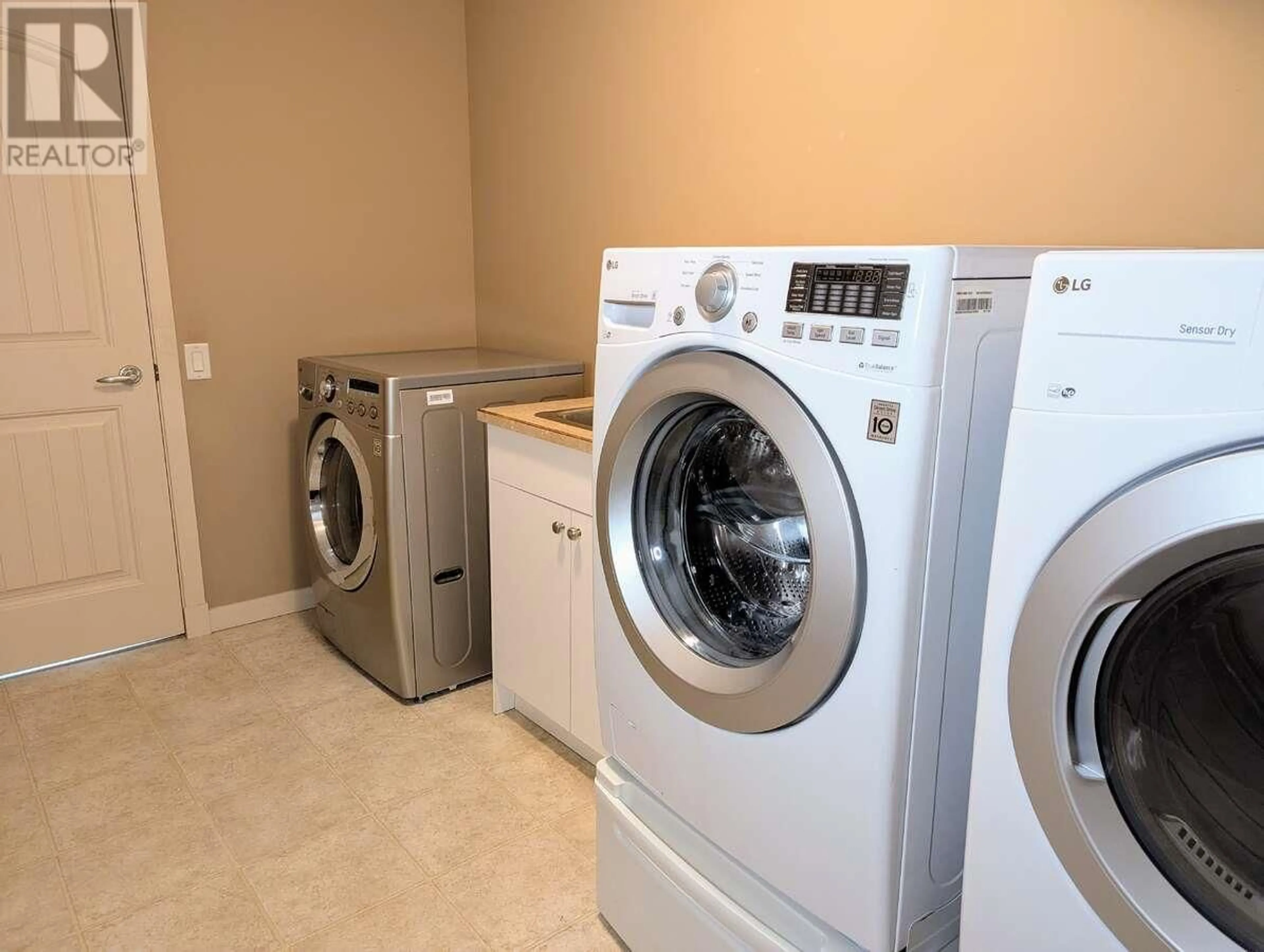 Laundry room for 31 - 218 GLEN PARK DRIVE, Kelowna British Columbia V1V2W3