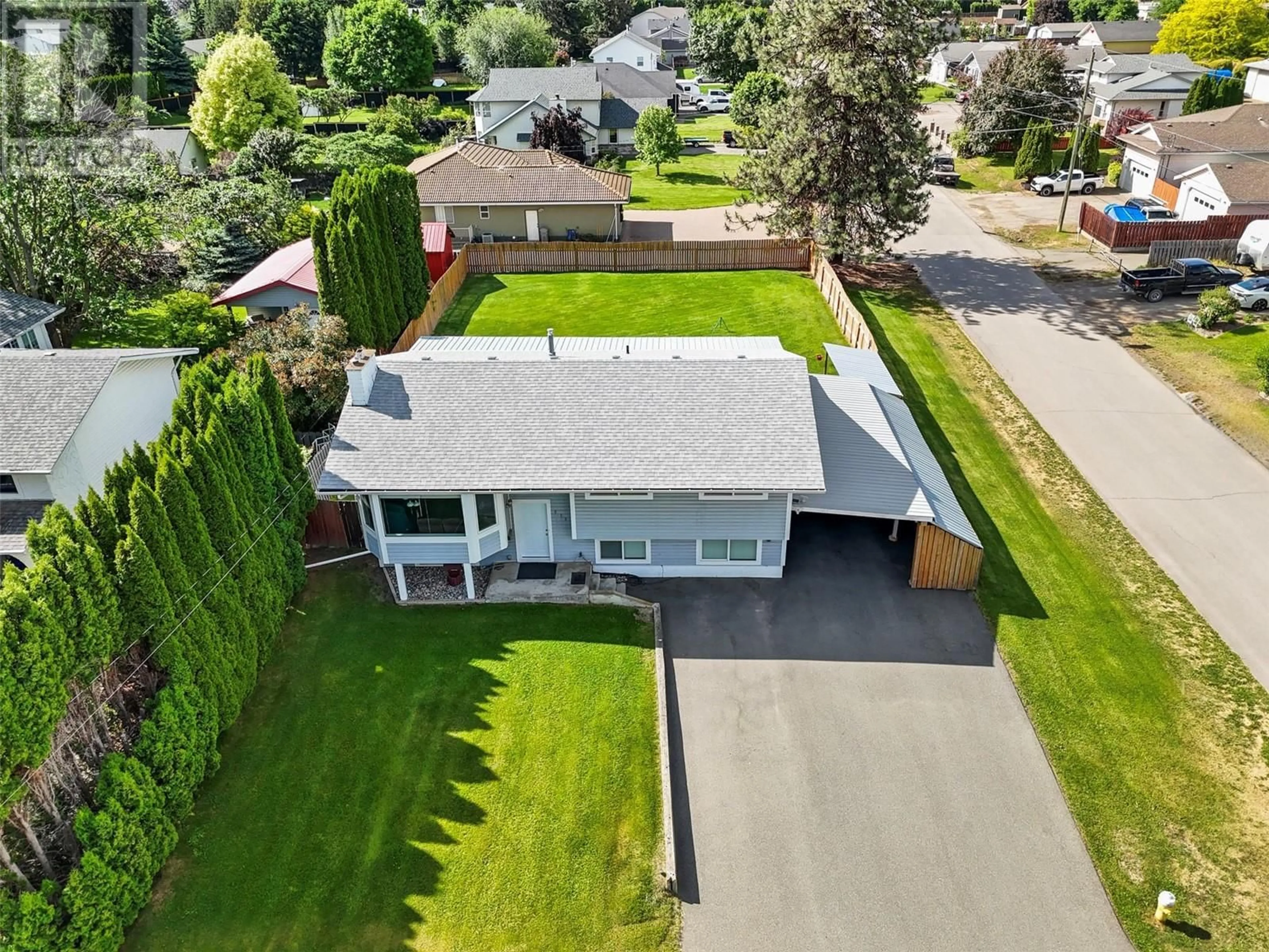 A pic from outside/outdoor area/front of a property/back of a property/a pic from drone, street for 273 CHETWYND DRIVE, Kamloops British Columbia V2H1L7