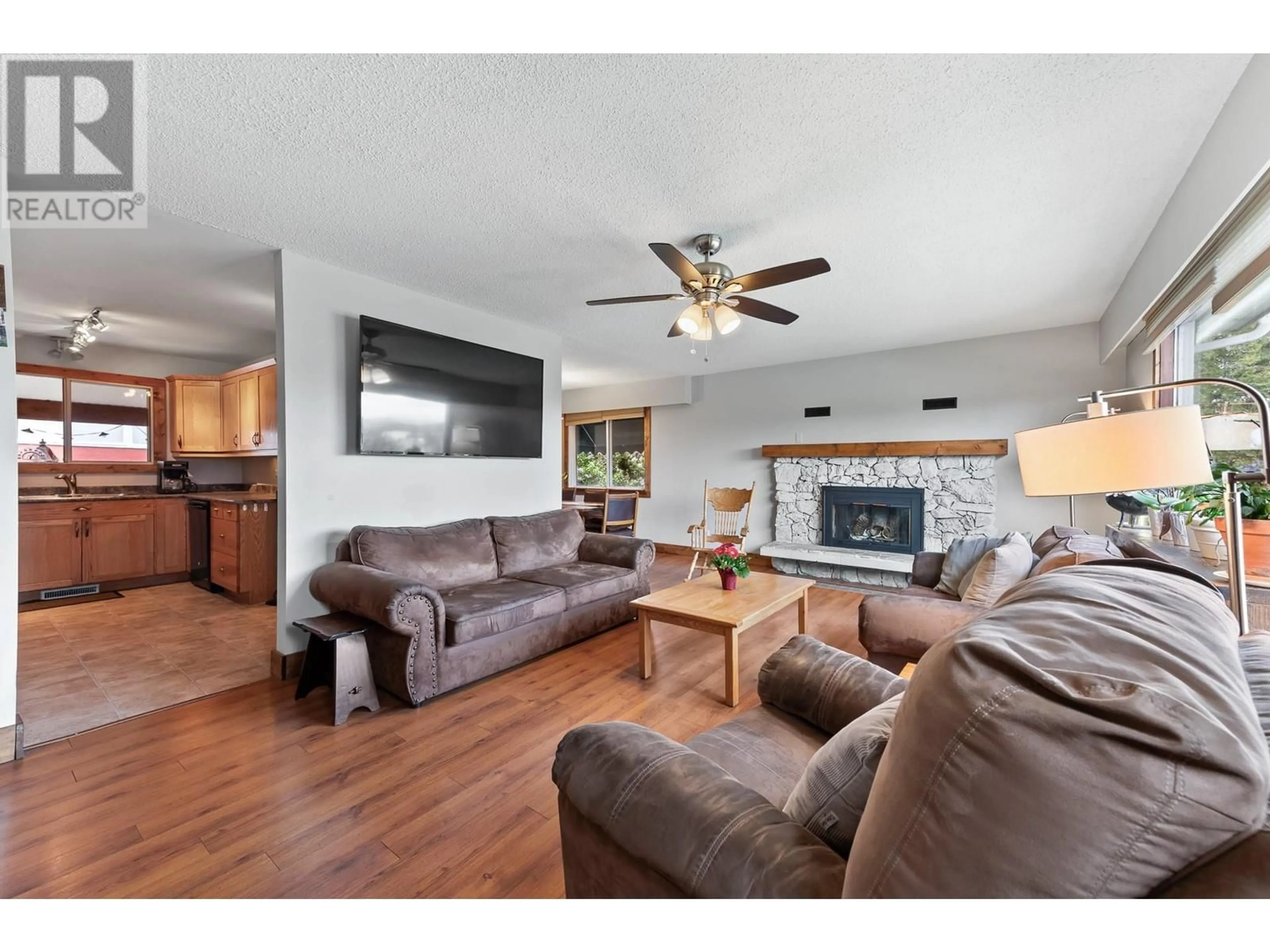 Living room with furniture, wood/laminate floor for 1021 13TH STREET SOUTH, Cranbrook British Columbia V1C1X5