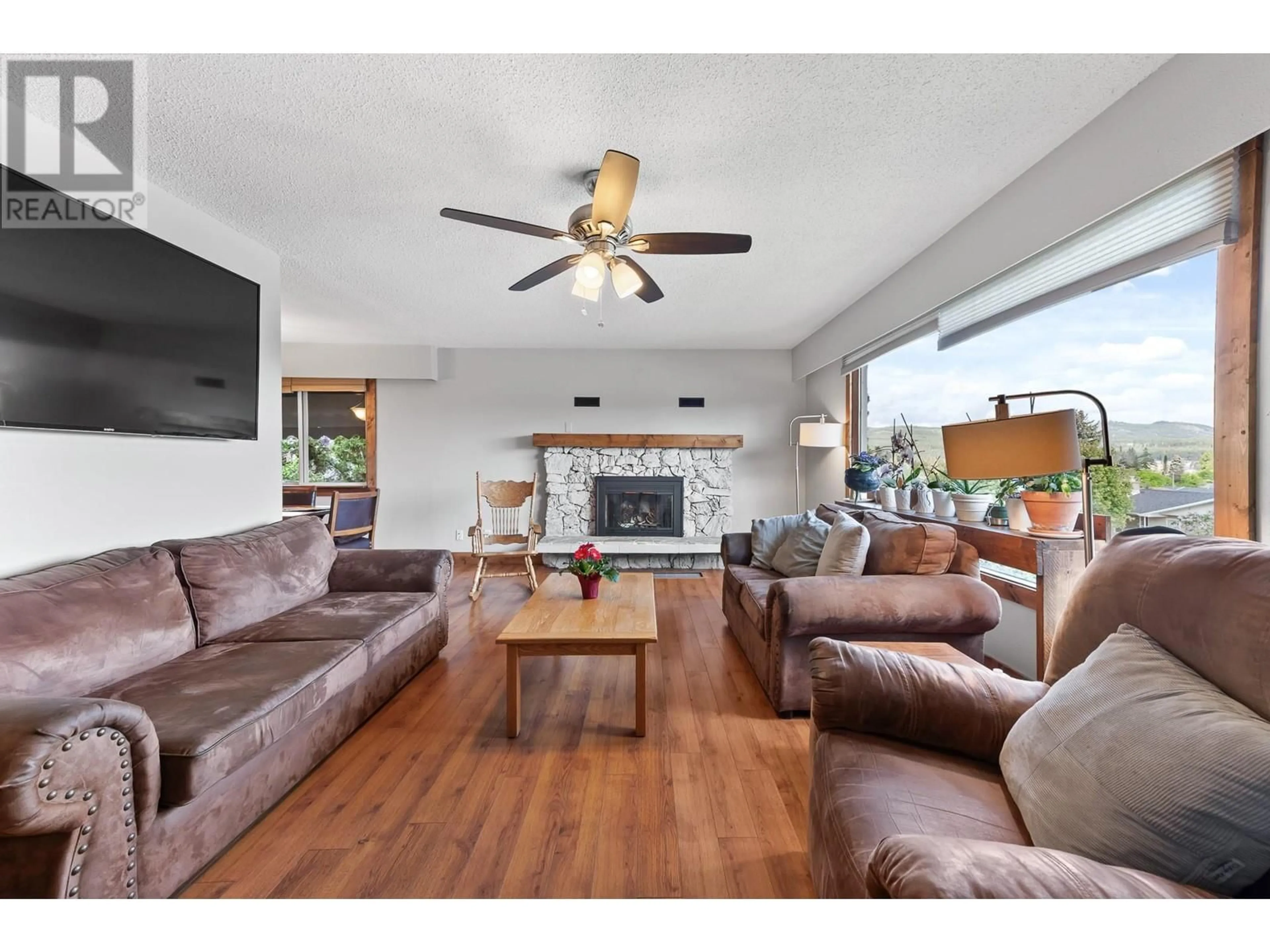 Living room with furniture, wood/laminate floor for 1021 13TH STREET SOUTH, Cranbrook British Columbia V1C1X5