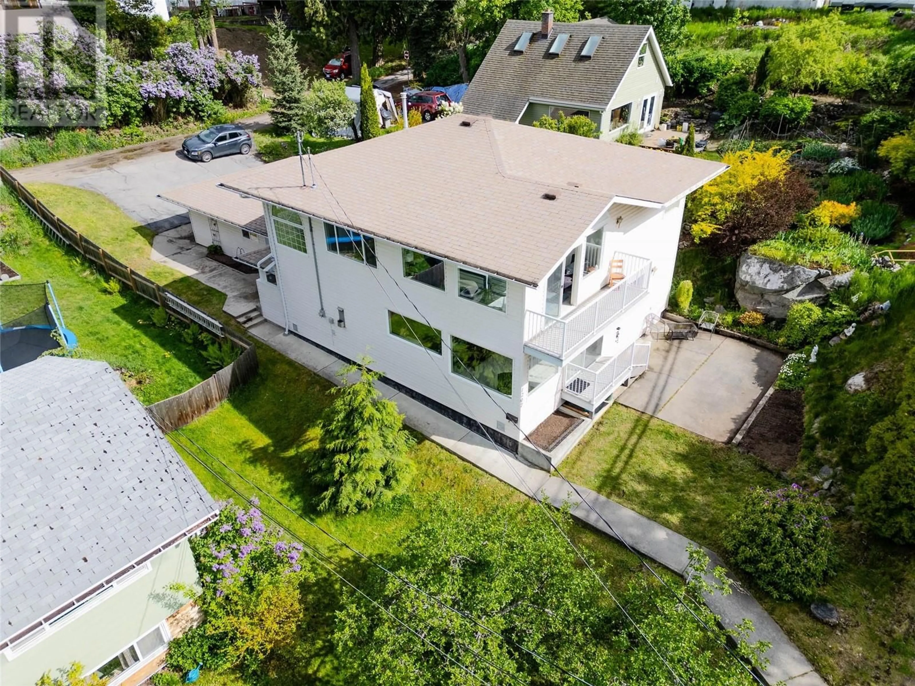 A pic from outside/outdoor area/front of a property/back of a property/a pic from drone, building for 1207 MCQUARRIE AVENUE, Nelson British Columbia V1L1B4