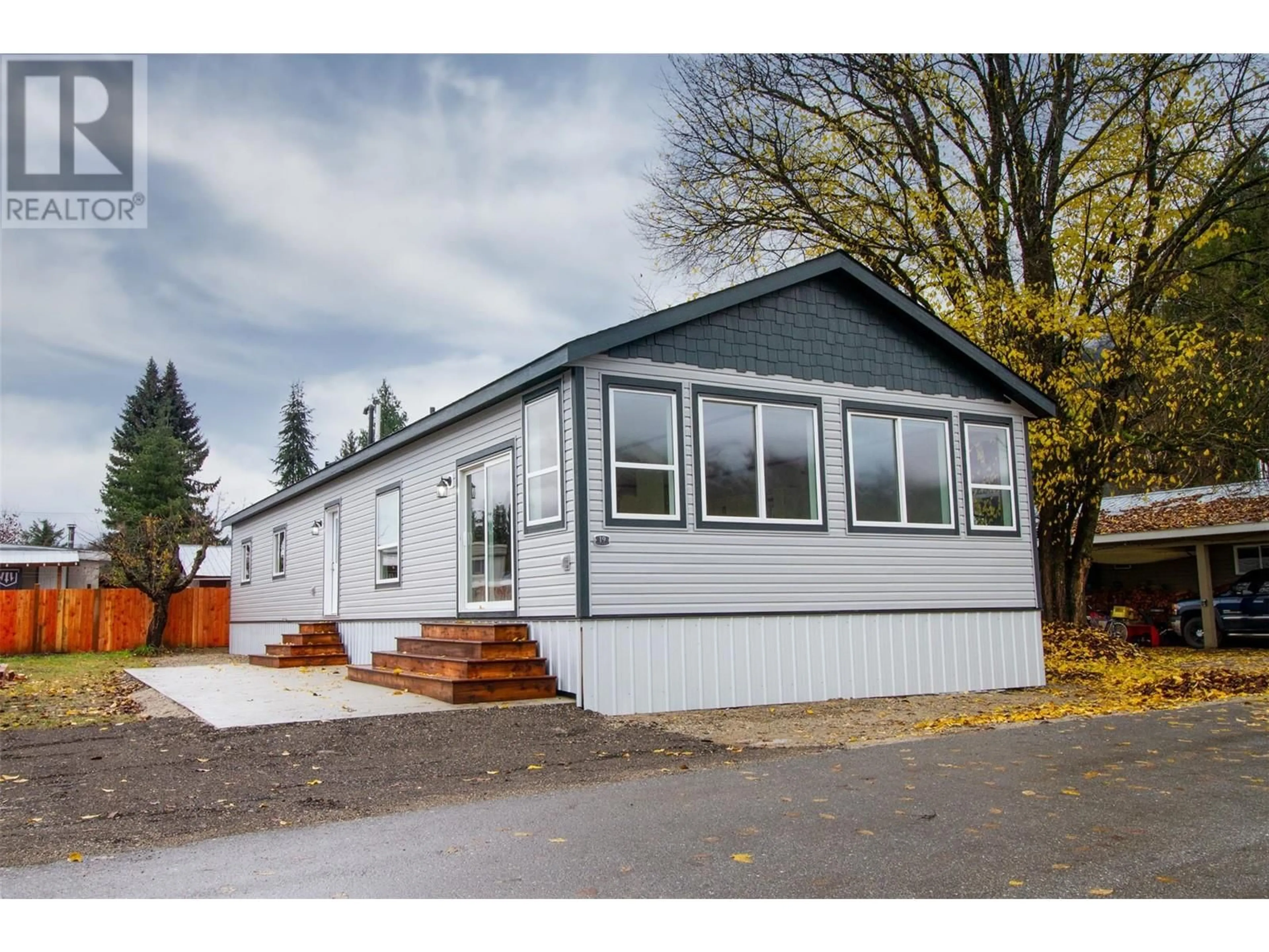 Home with vinyl exterior material, street for 19 - 1204 MAPLEWOOD STREET, Revelstoke British Columbia V0E2S0