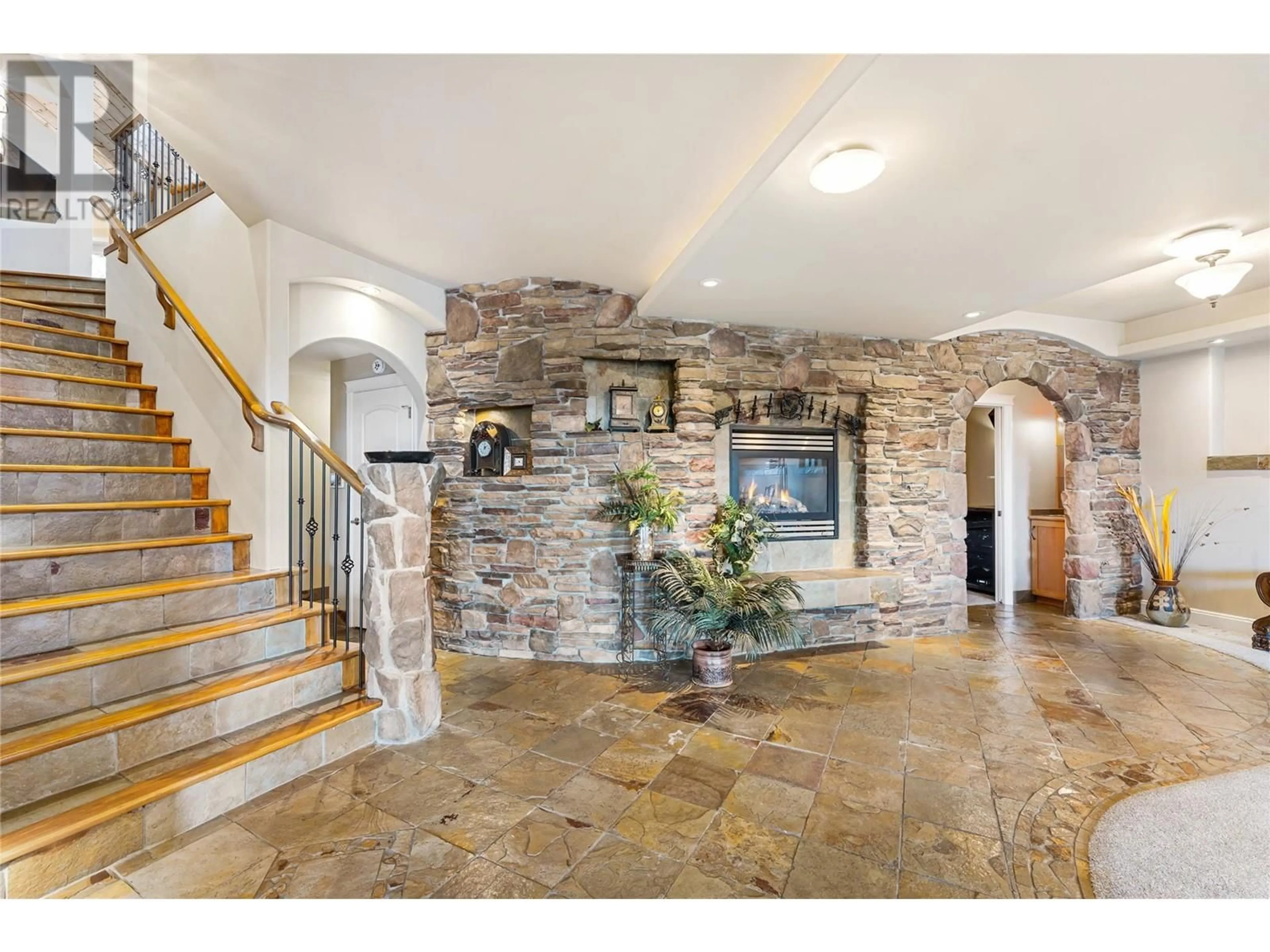Indoor foyer for 1778 VINEYARD DRIVE, Kelowna British Columbia V4T2W7