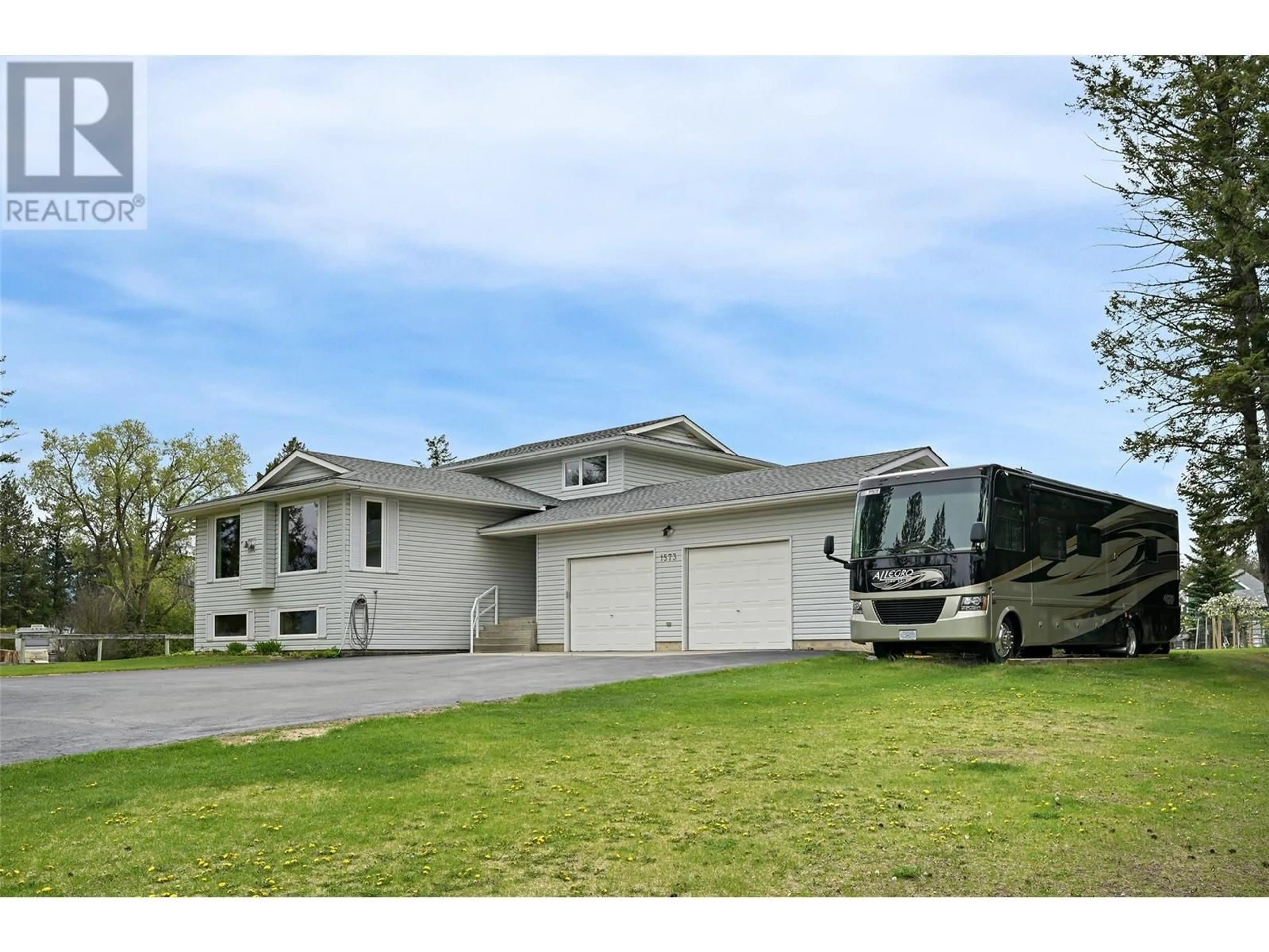 Home with vinyl exterior material, street for 1573 10 STREET, Invermere British Columbia V0A1K4