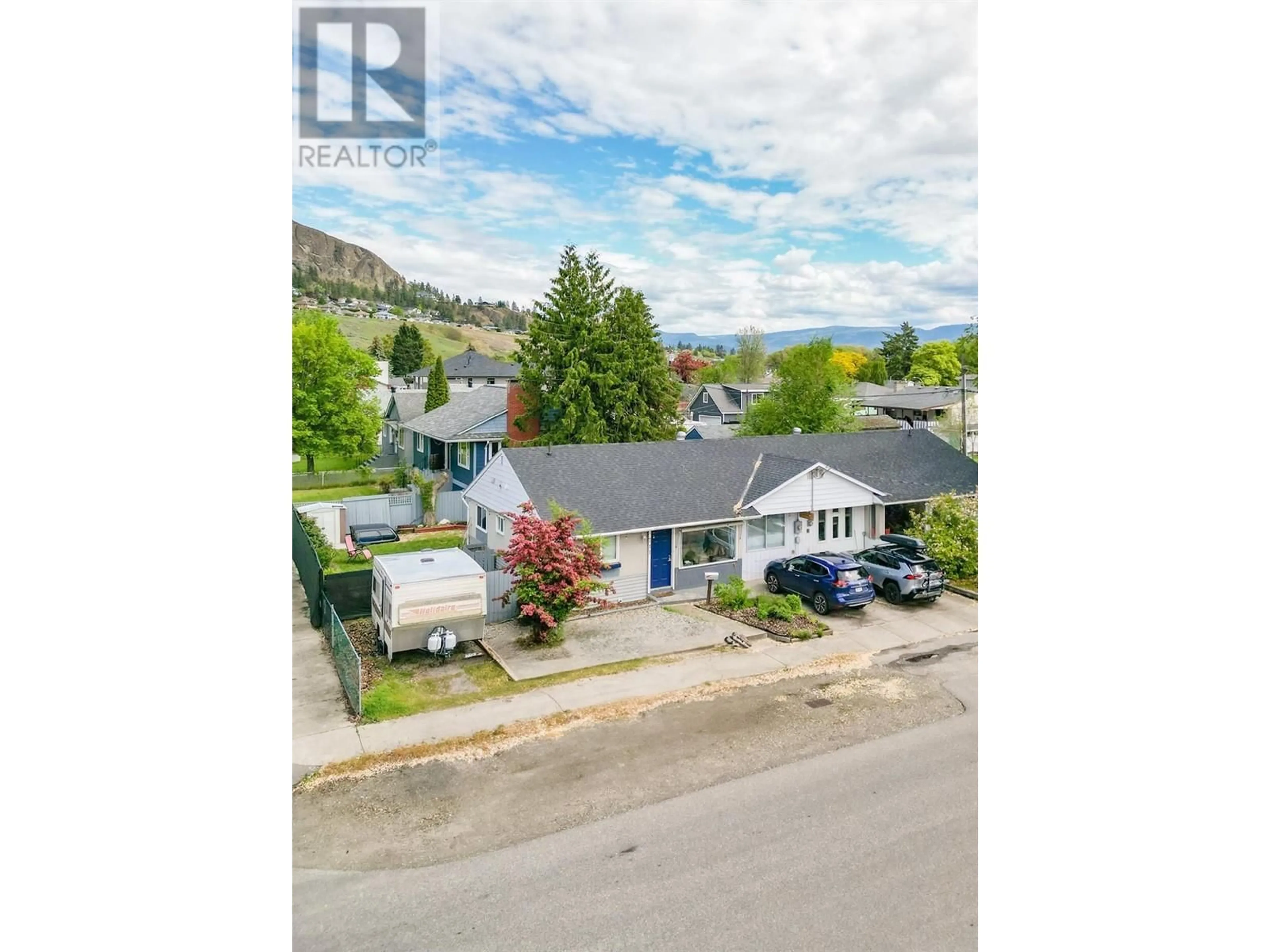 A pic from outside/outdoor area/front of a property/back of a property/a pic from drone, street for 711 KINGSWAY STREET, Kelowna British Columbia V1Y2C1