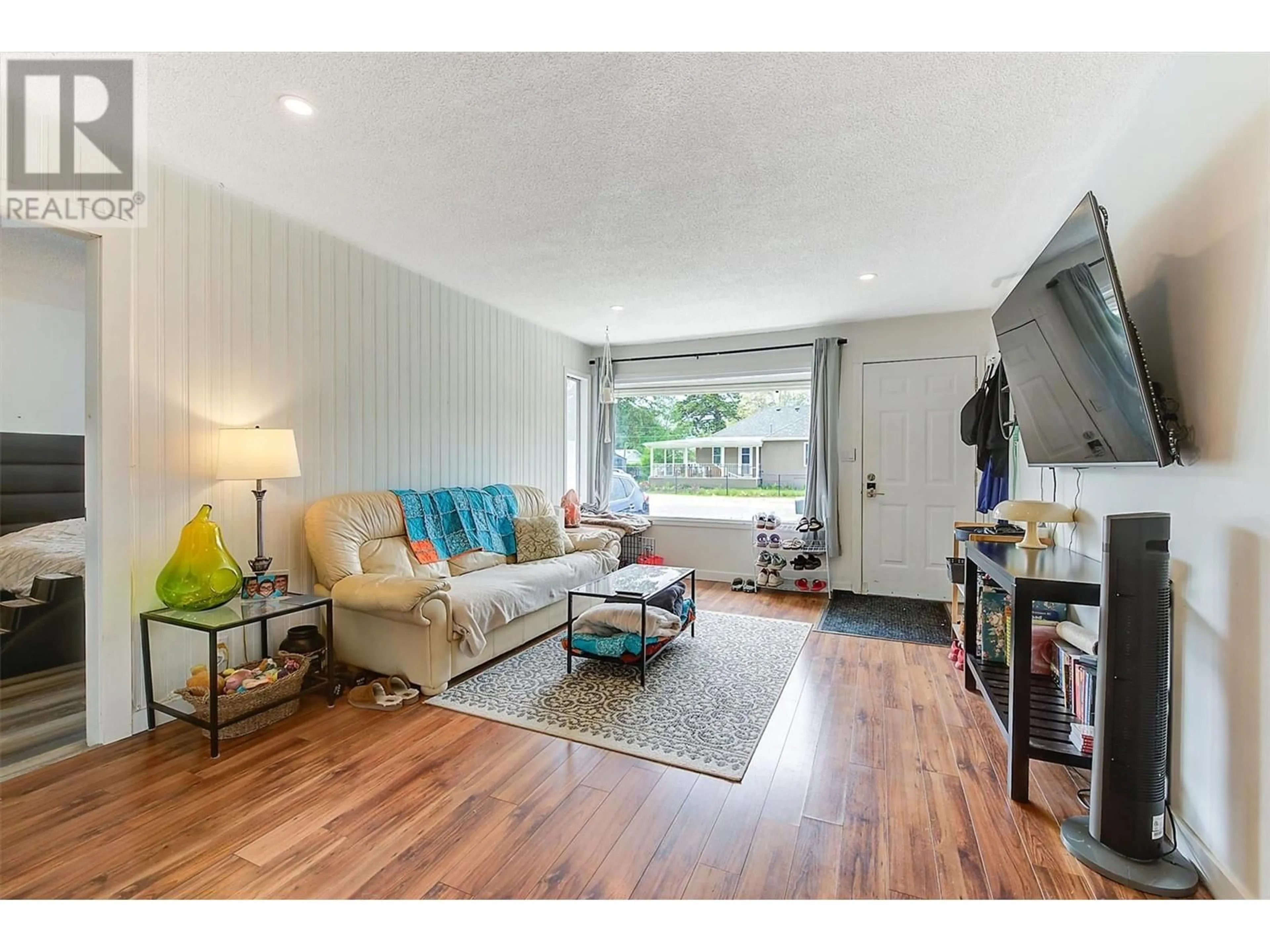 Living room with furniture, wood/laminate floor for 711 KINGSWAY STREET, Kelowna British Columbia V1Y2C1