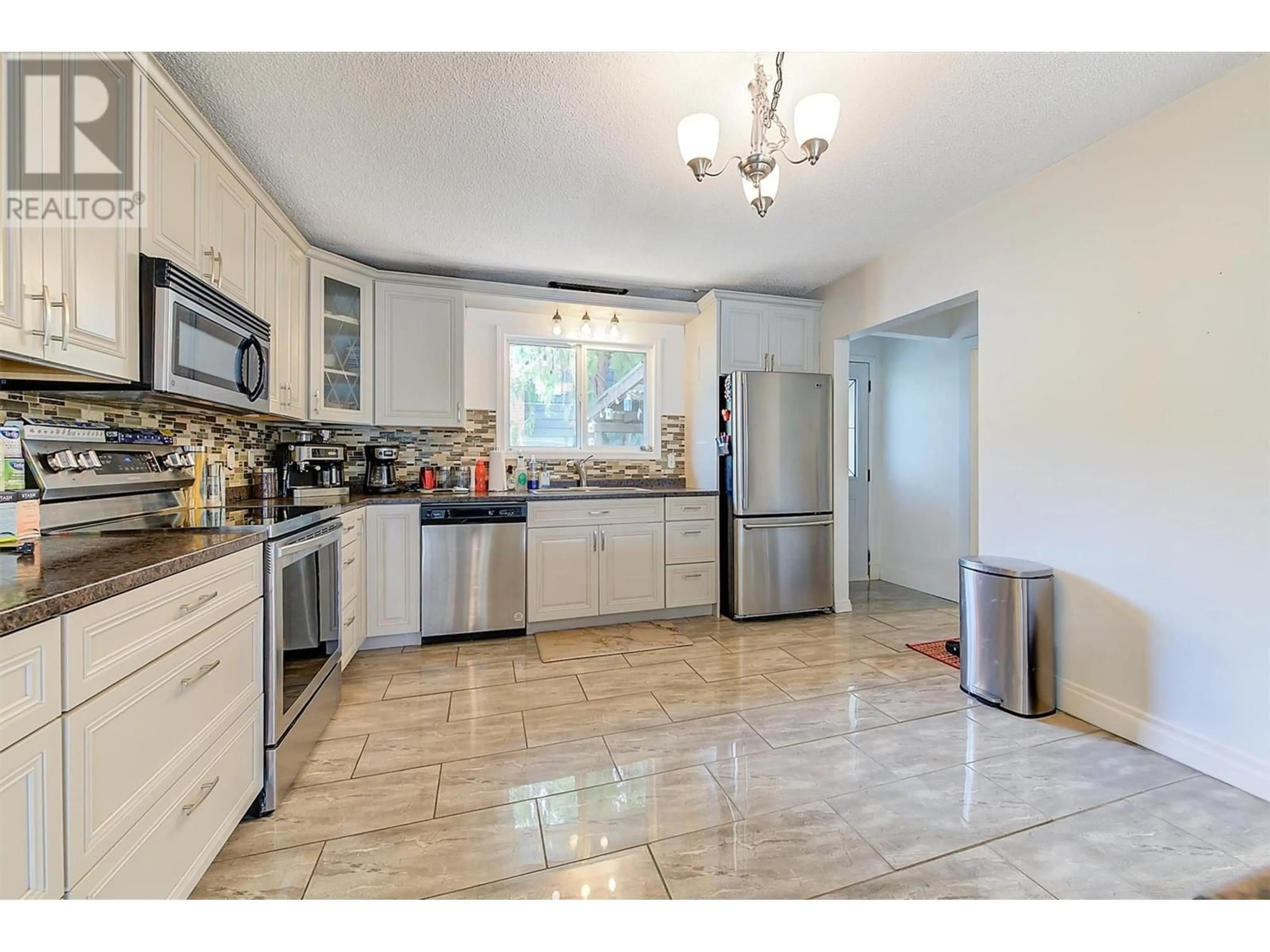 Open concept kitchen, ceramic/tile floor for 711 KINGSWAY STREET, Kelowna British Columbia V1Y2C1