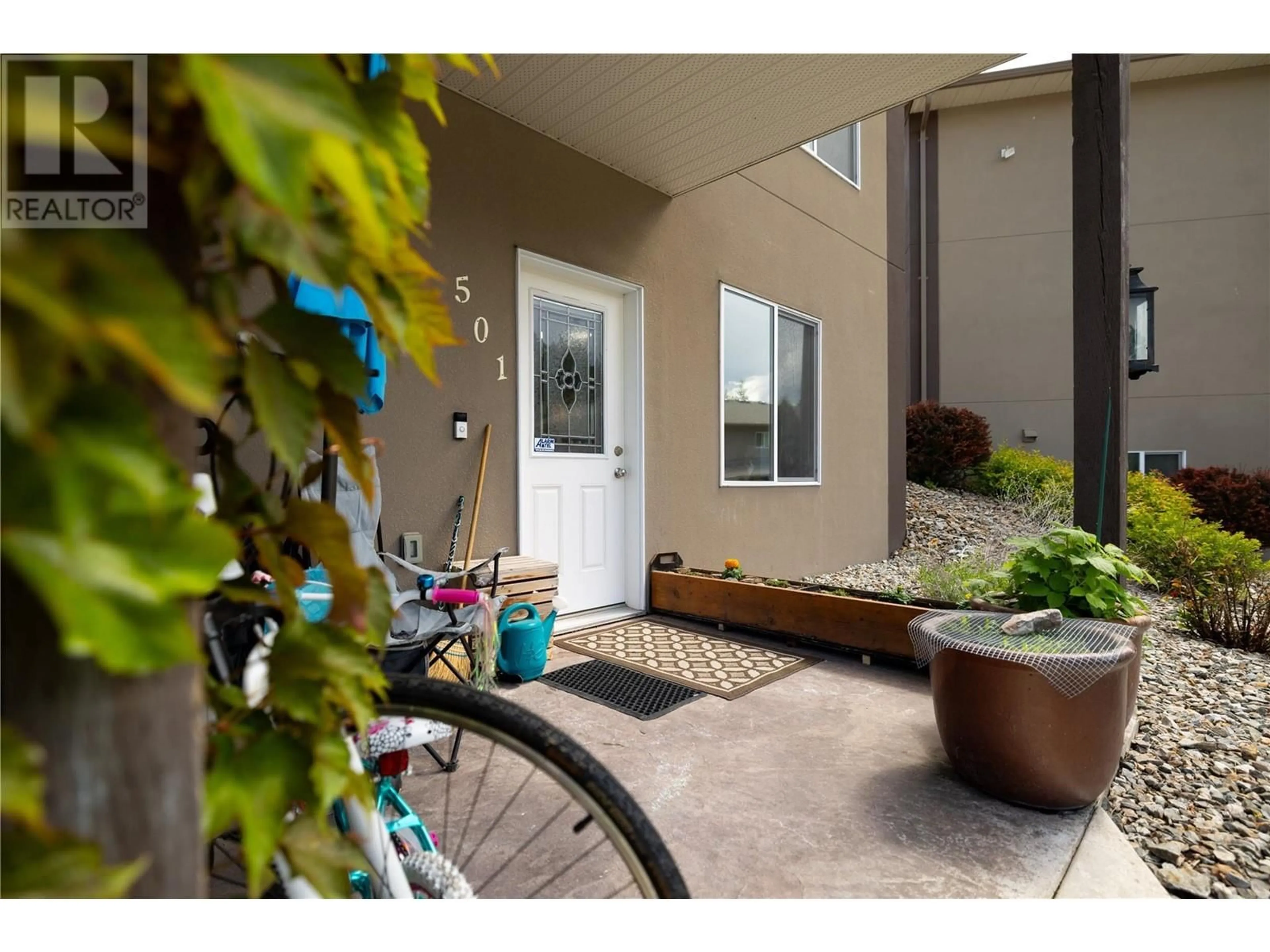Indoor entryway for 1449 1 AVENUE NORTHEAST, Salmon Arm British Columbia V1E0C4