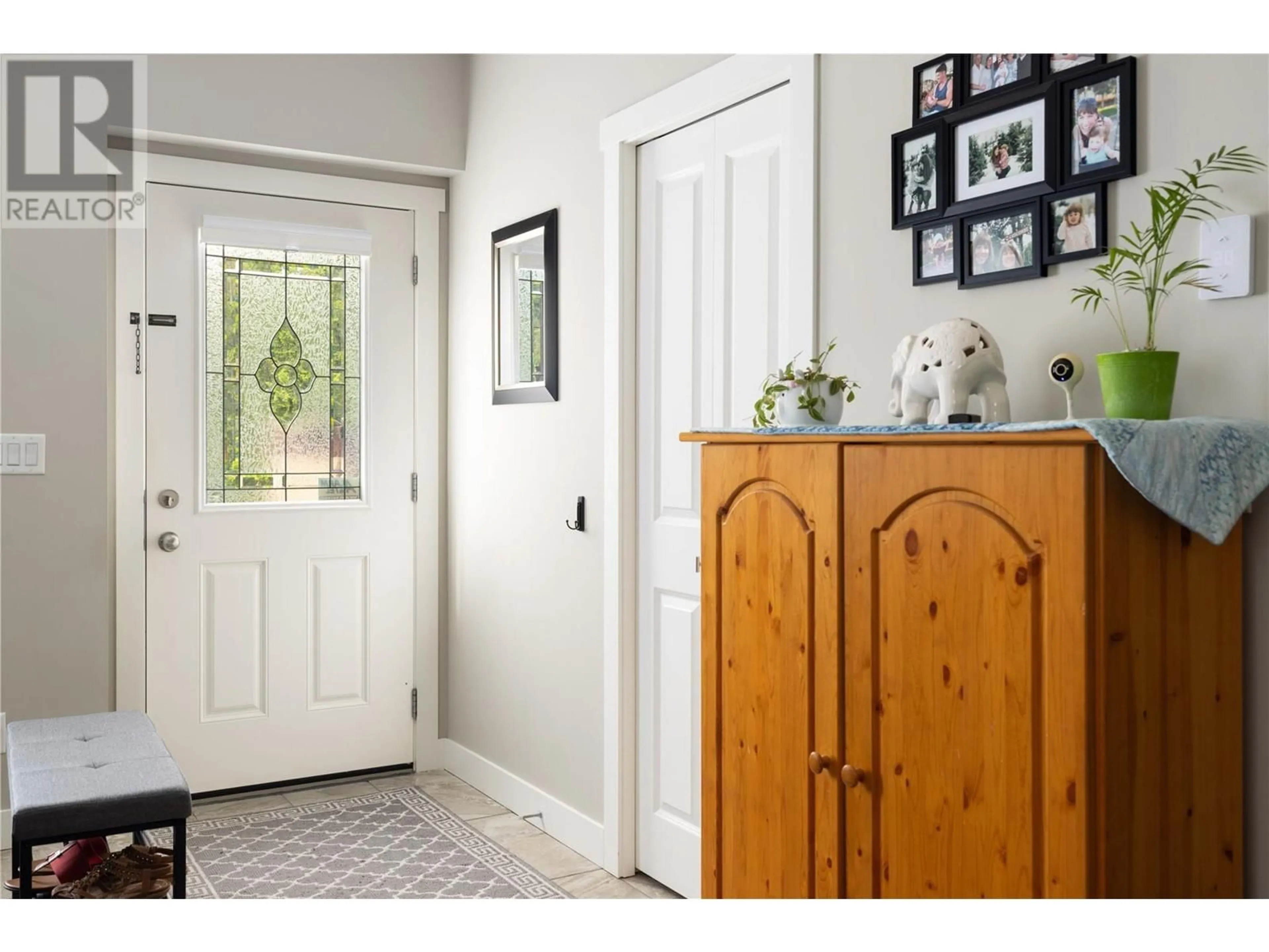 Indoor entryway for 1449 1 AVENUE NORTHEAST, Salmon Arm British Columbia V1E0C4