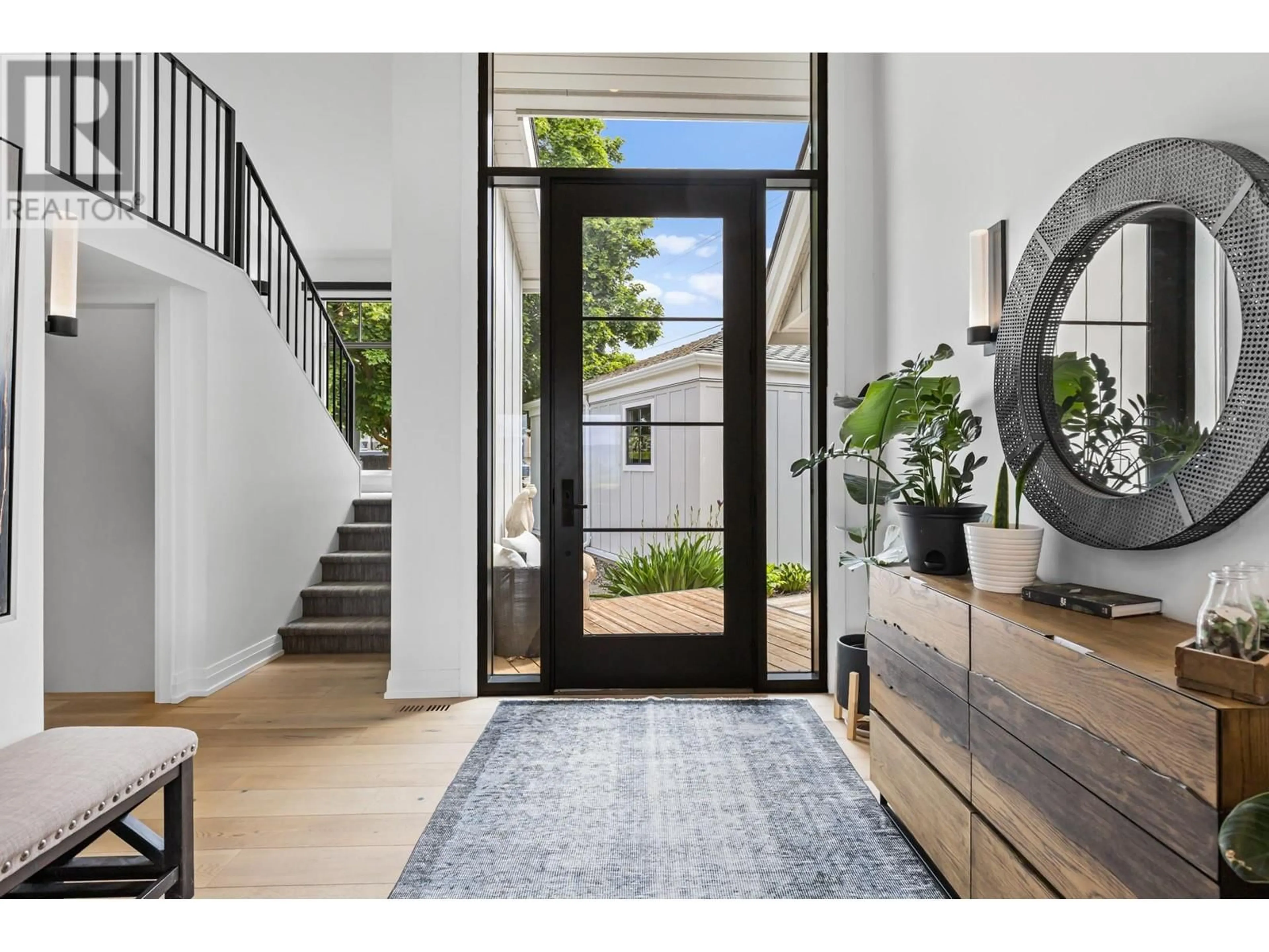 Indoor entryway for 1476 WESTRIDGE COURT, Kelowna British Columbia V1W3B5