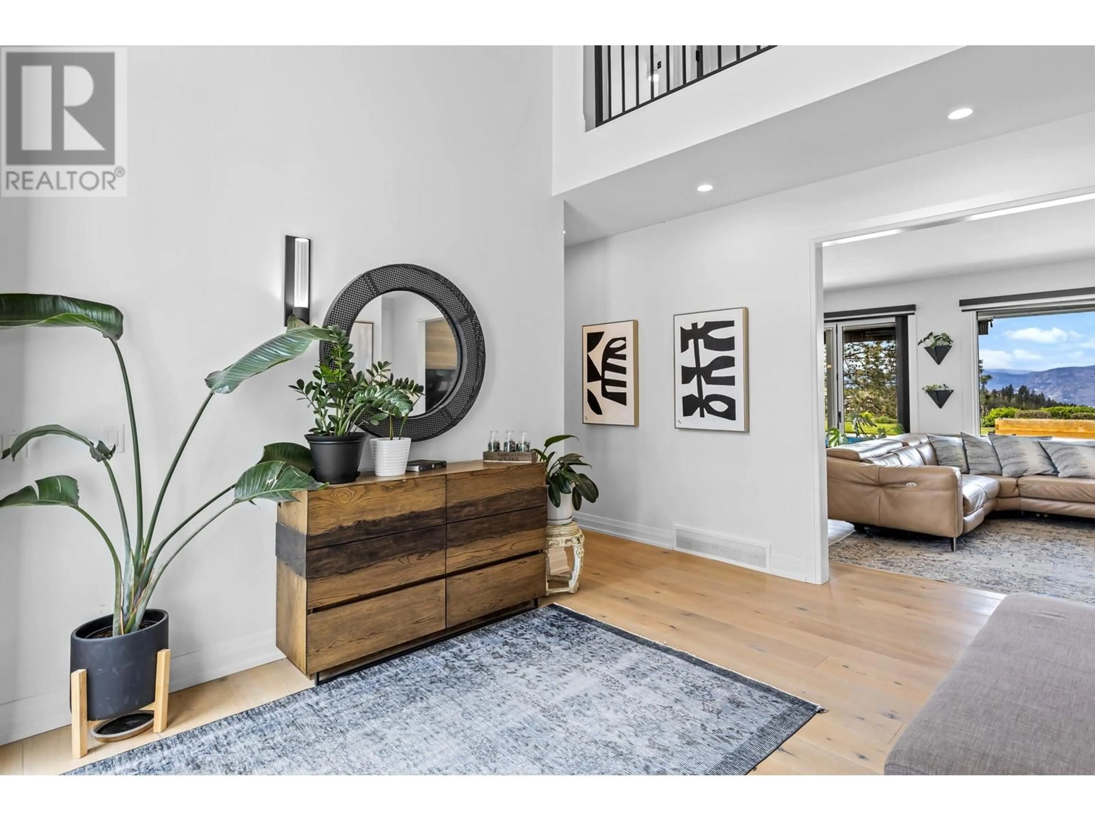 Indoor entryway for 1476 WESTRIDGE COURT, Kelowna British Columbia V1W3B5