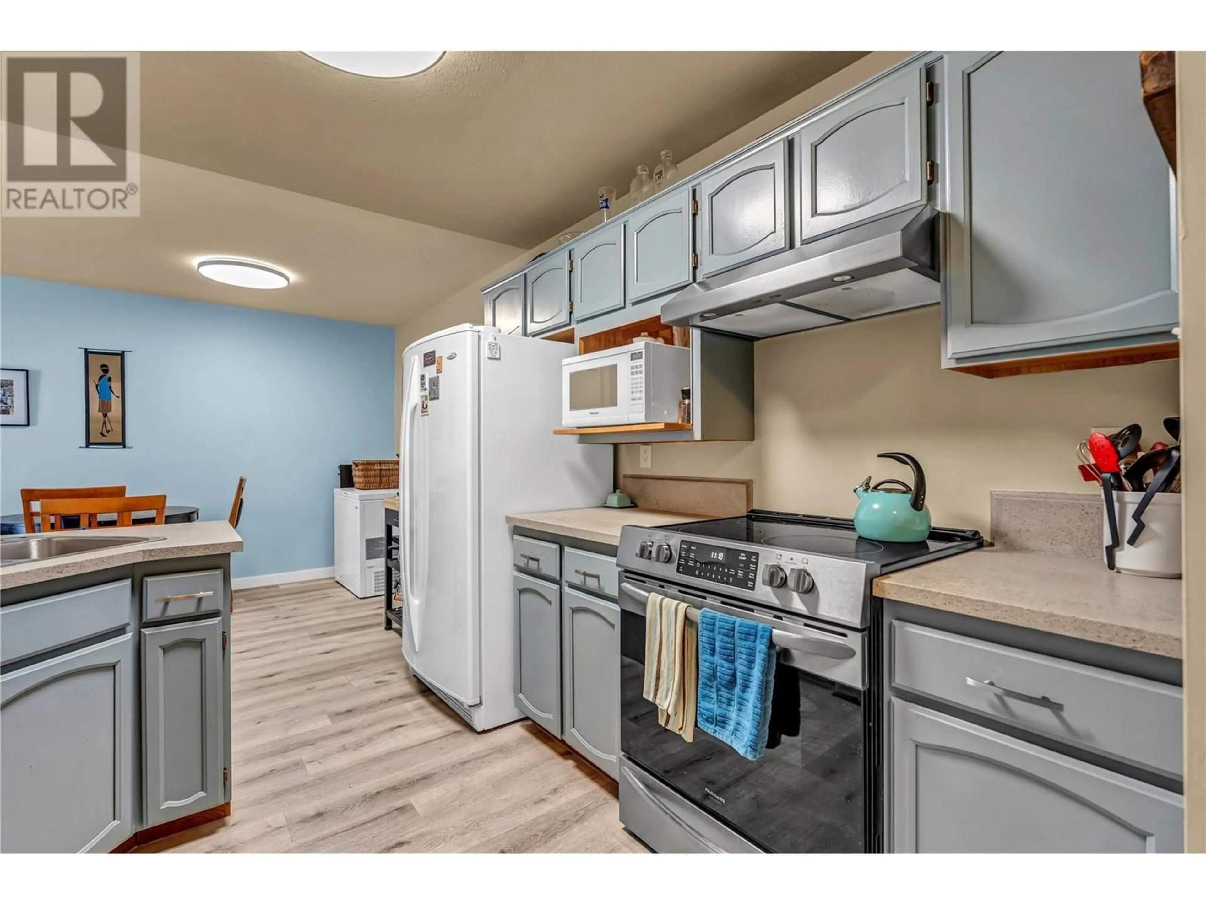 Standard kitchen, unknown for 204 - 298 YORKTON AVENUE, Penticton British Columbia V2A3V5
