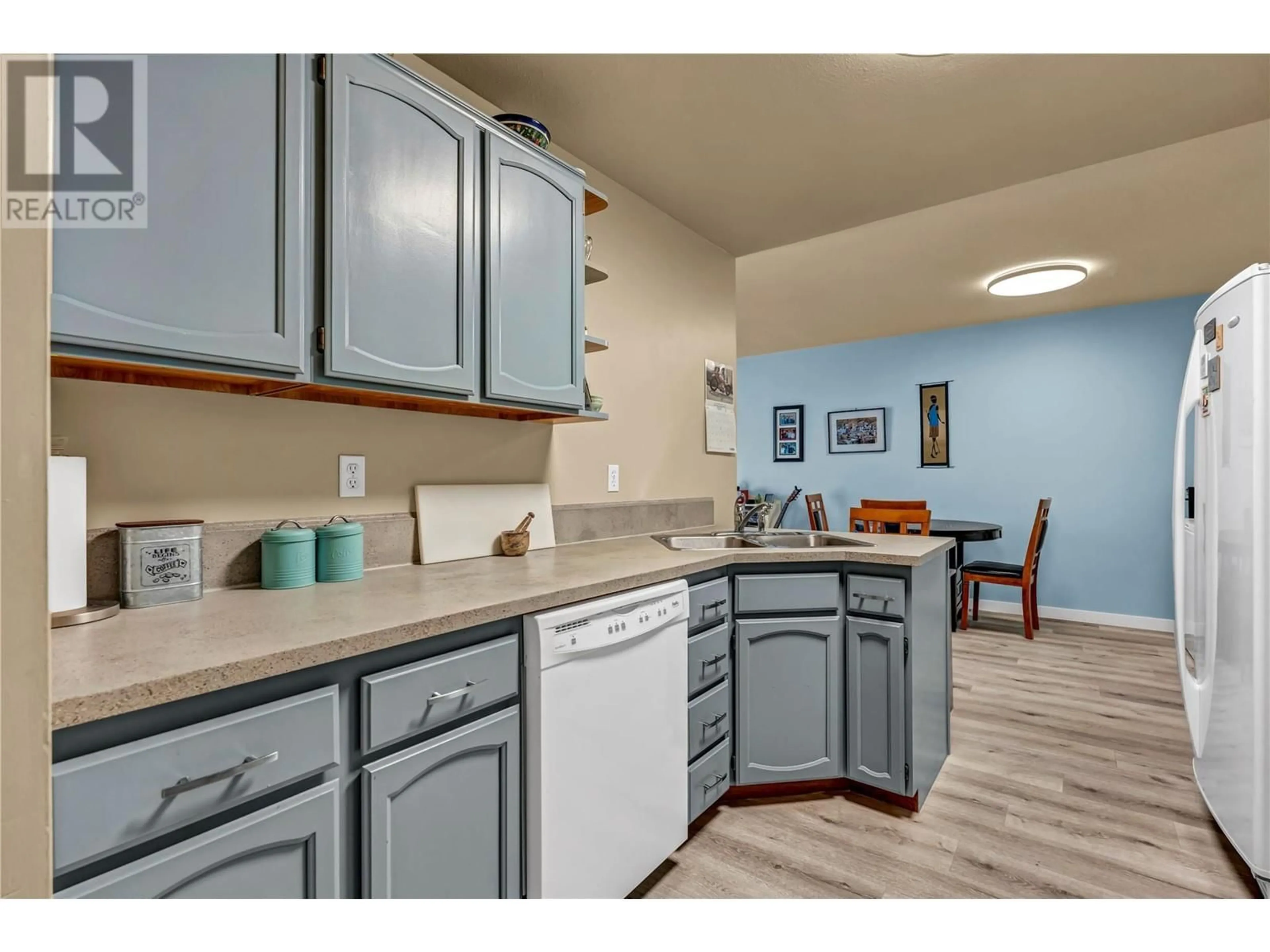 Standard kitchen, ceramic/tile floor for 204 - 298 YORKTON AVENUE, Penticton British Columbia V2A3V5
