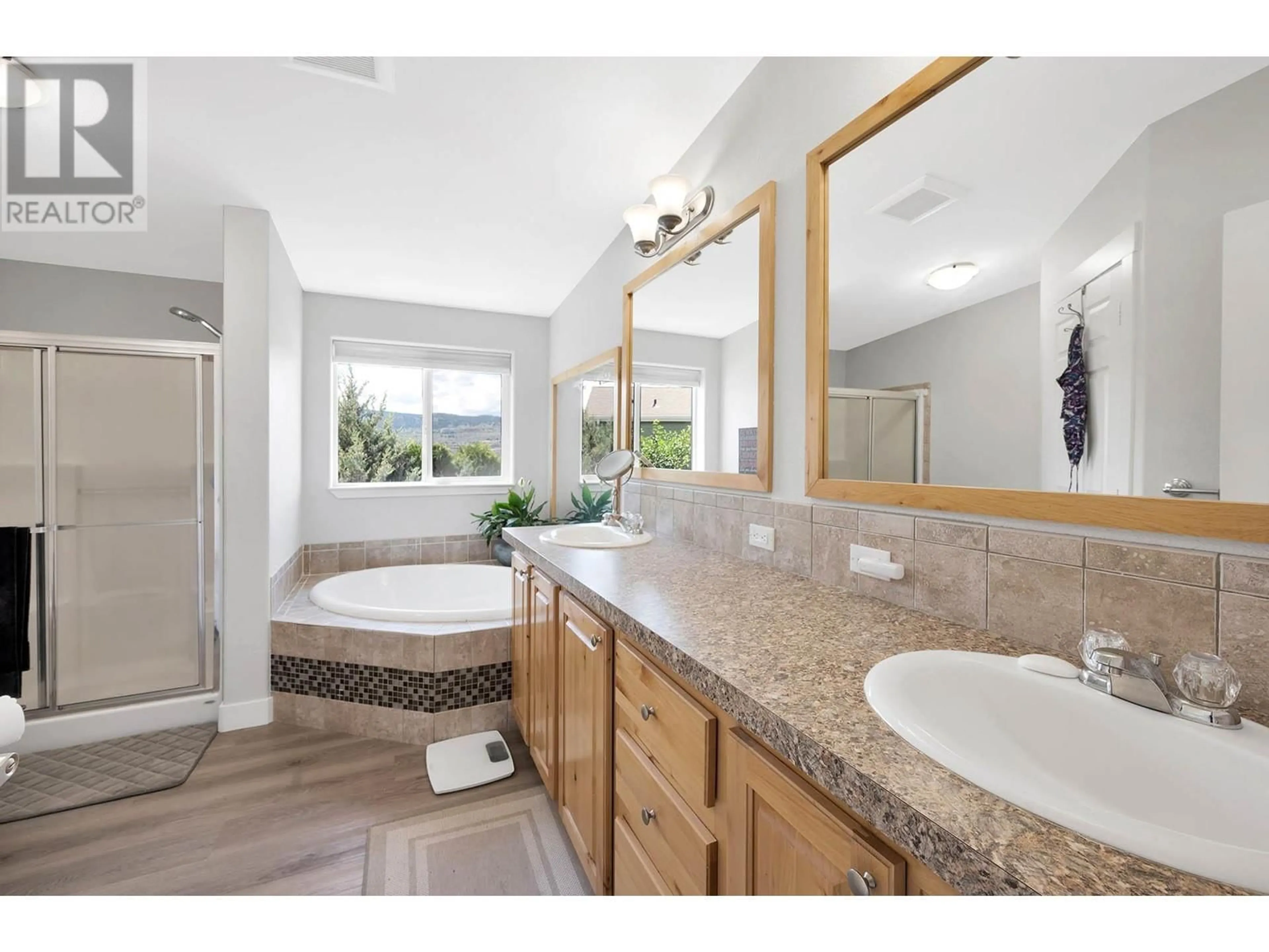 Contemporary bathroom, ceramic/tile floor for 5 - 1030 RICARDO ROAD, Kamloops British Columbia V2H0C7