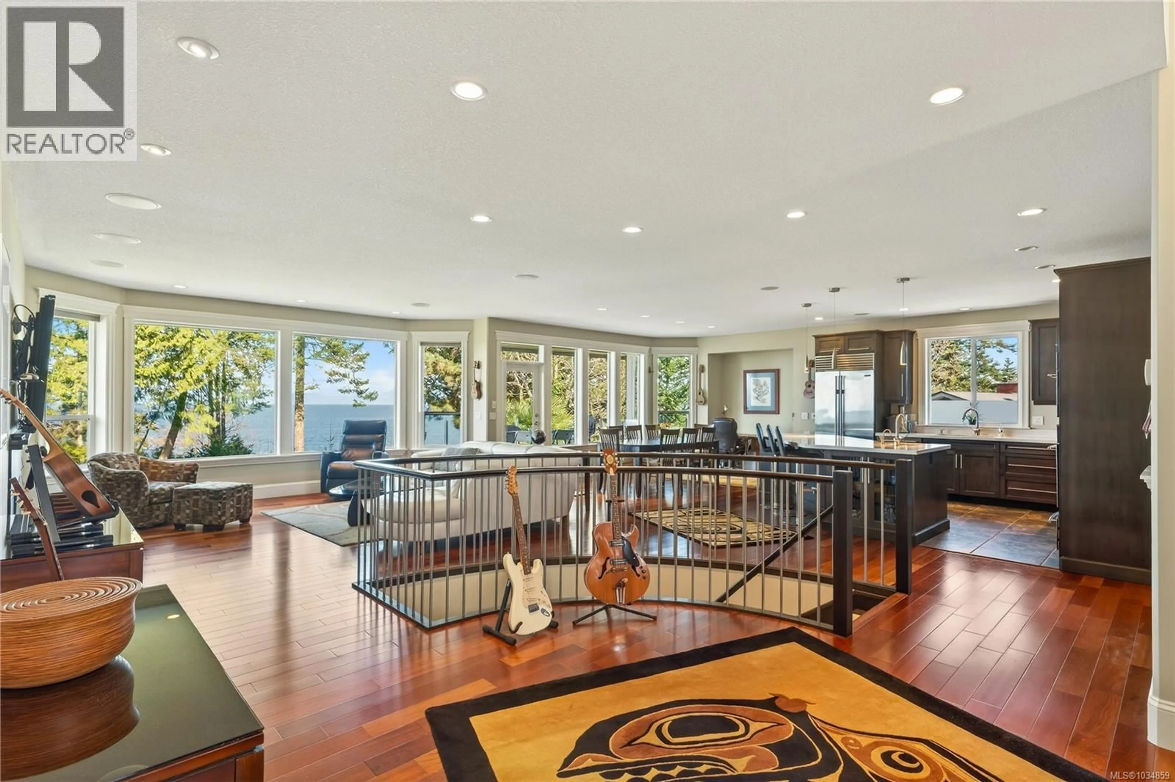 Indoor foyer for 5450 BAYSHORE DRIVE, Nanaimo British Columbia V9V1G9