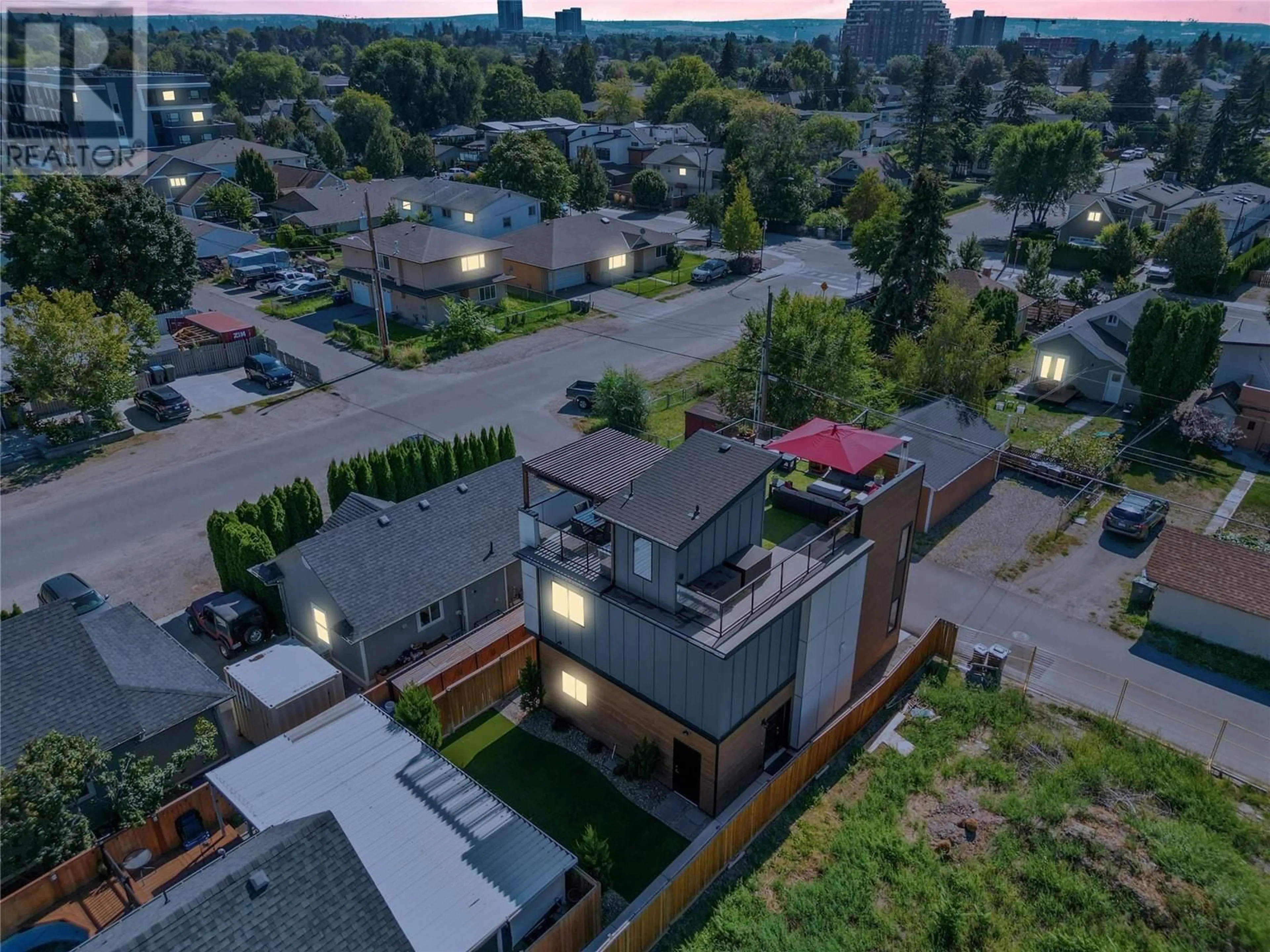 A pic from outside/outdoor area/front of a property/back of a property/a pic from drone, city buildings view from balcony for 985 CORONATION AVENUE, Kelowna British Columbia V1Y3A6