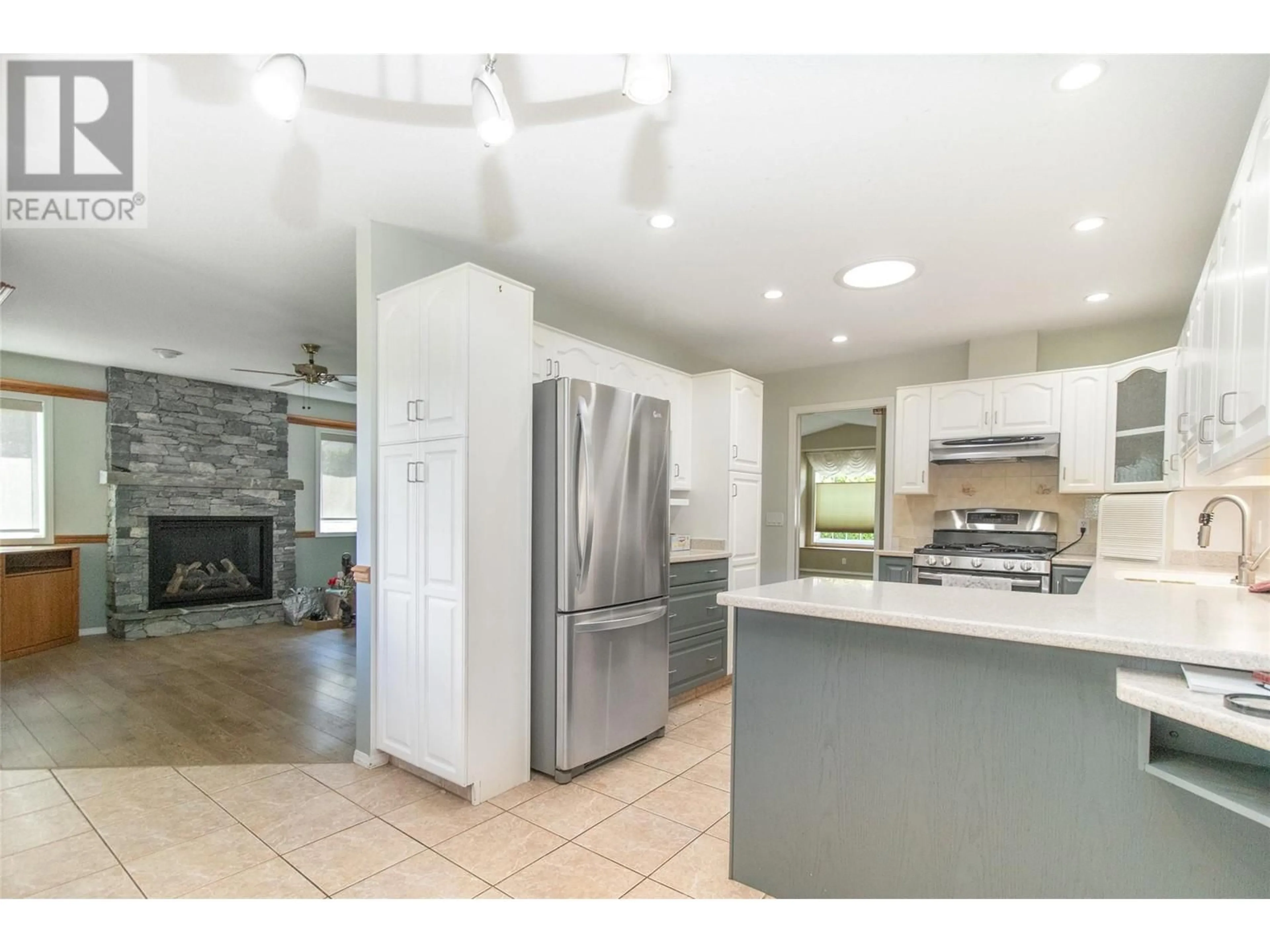 Open concept kitchen, ceramic/tile floor for 1495 NELSON PLACE, Kelowna British Columbia V1Y9H5