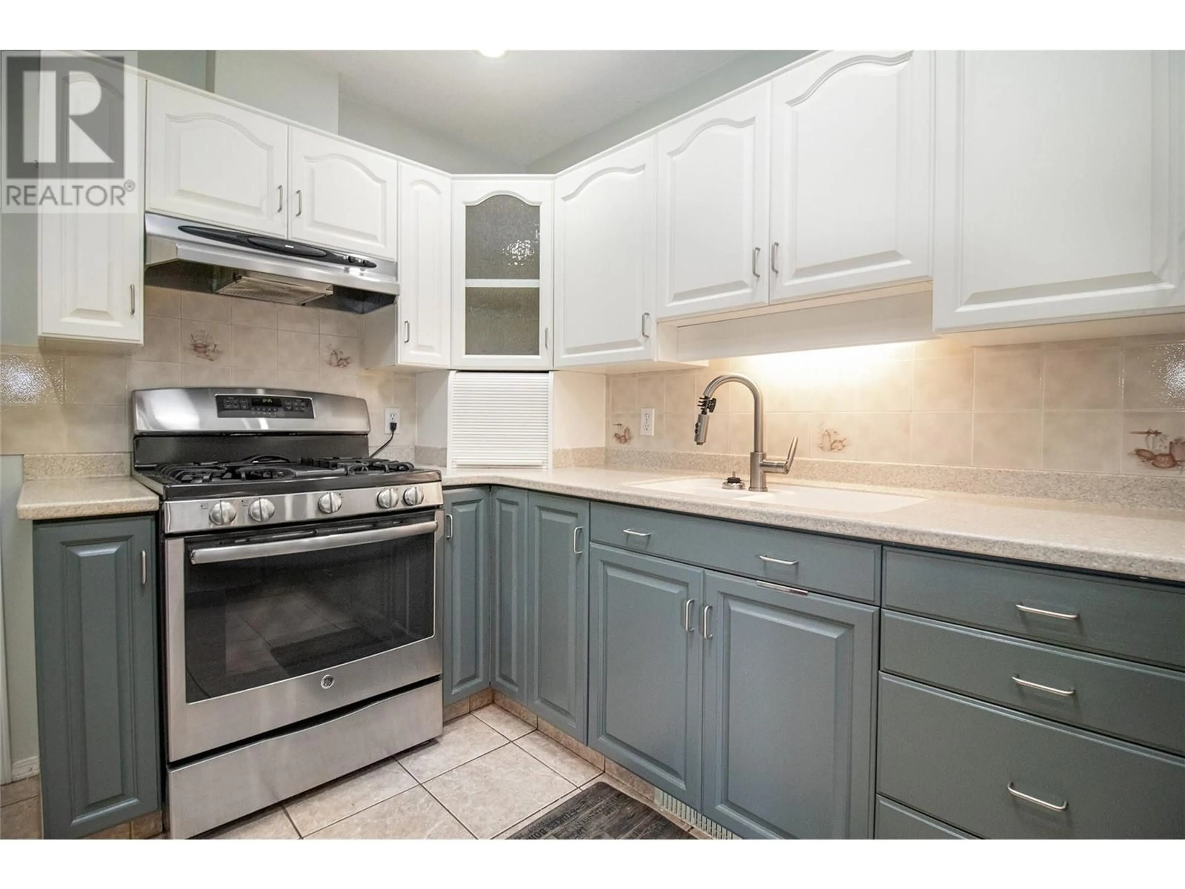 Standard kitchen, unknown for 1495 NELSON PLACE, Kelowna British Columbia V1Y9H5