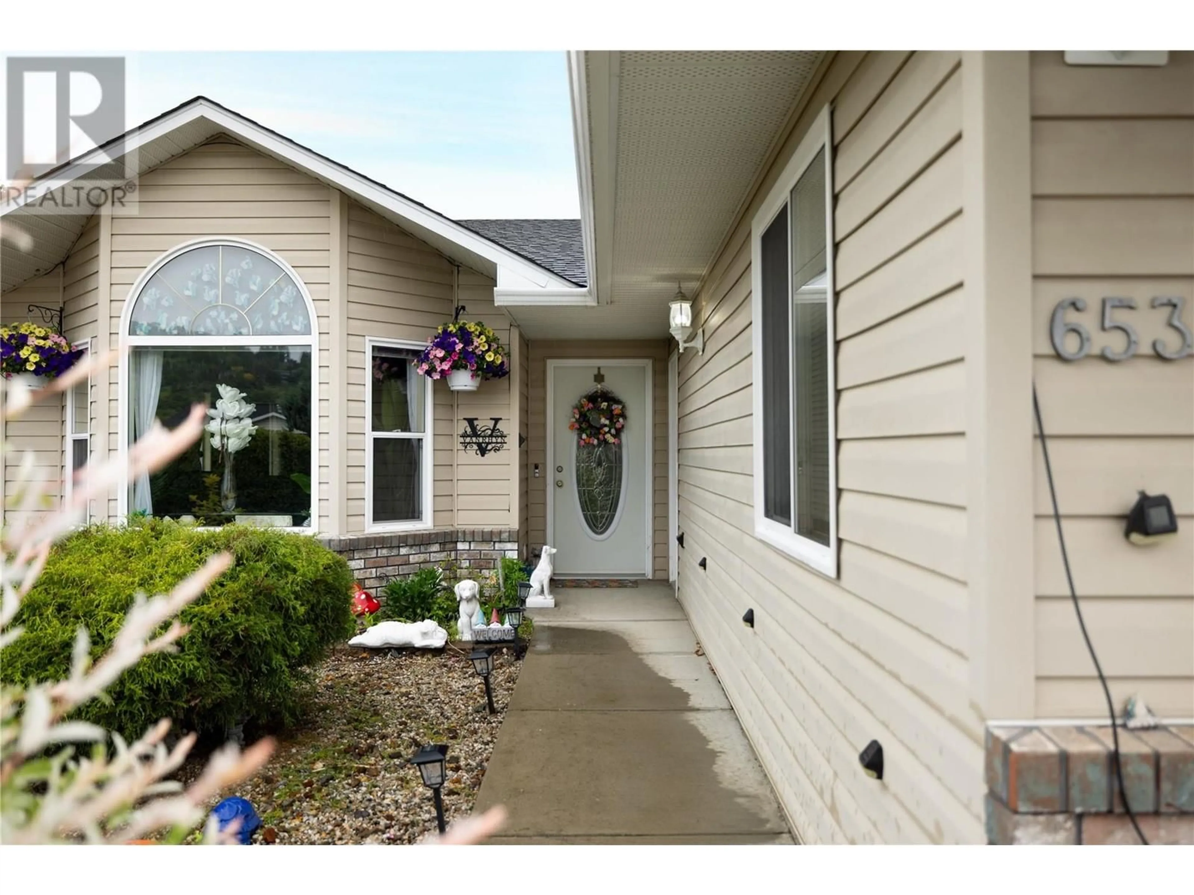 Home with vinyl exterior material, street for 653 6TH STREET, Vernon British Columbia V1H1Z1