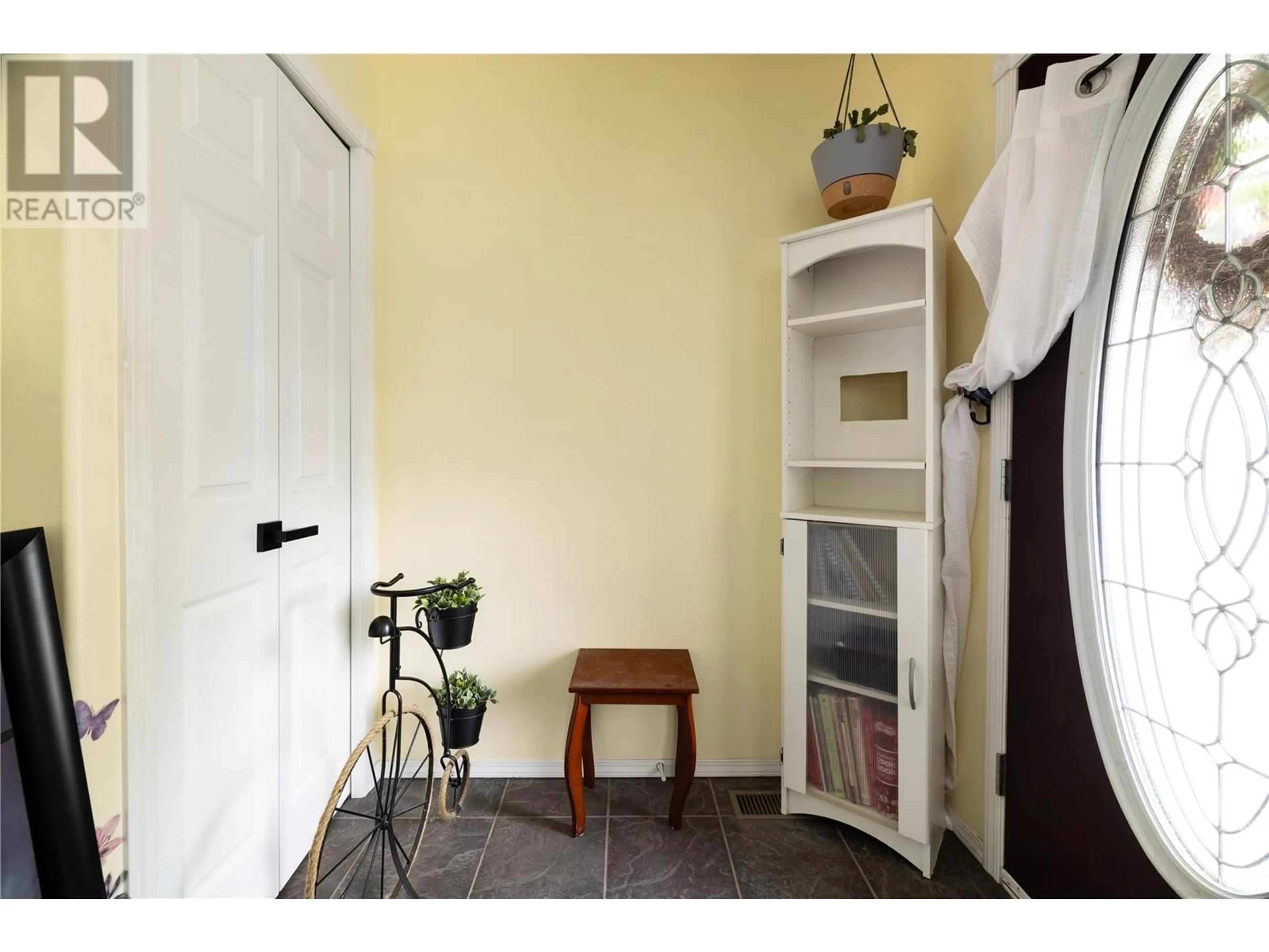 Indoor entryway for 653 6TH STREET, Vernon British Columbia V1H1Z1