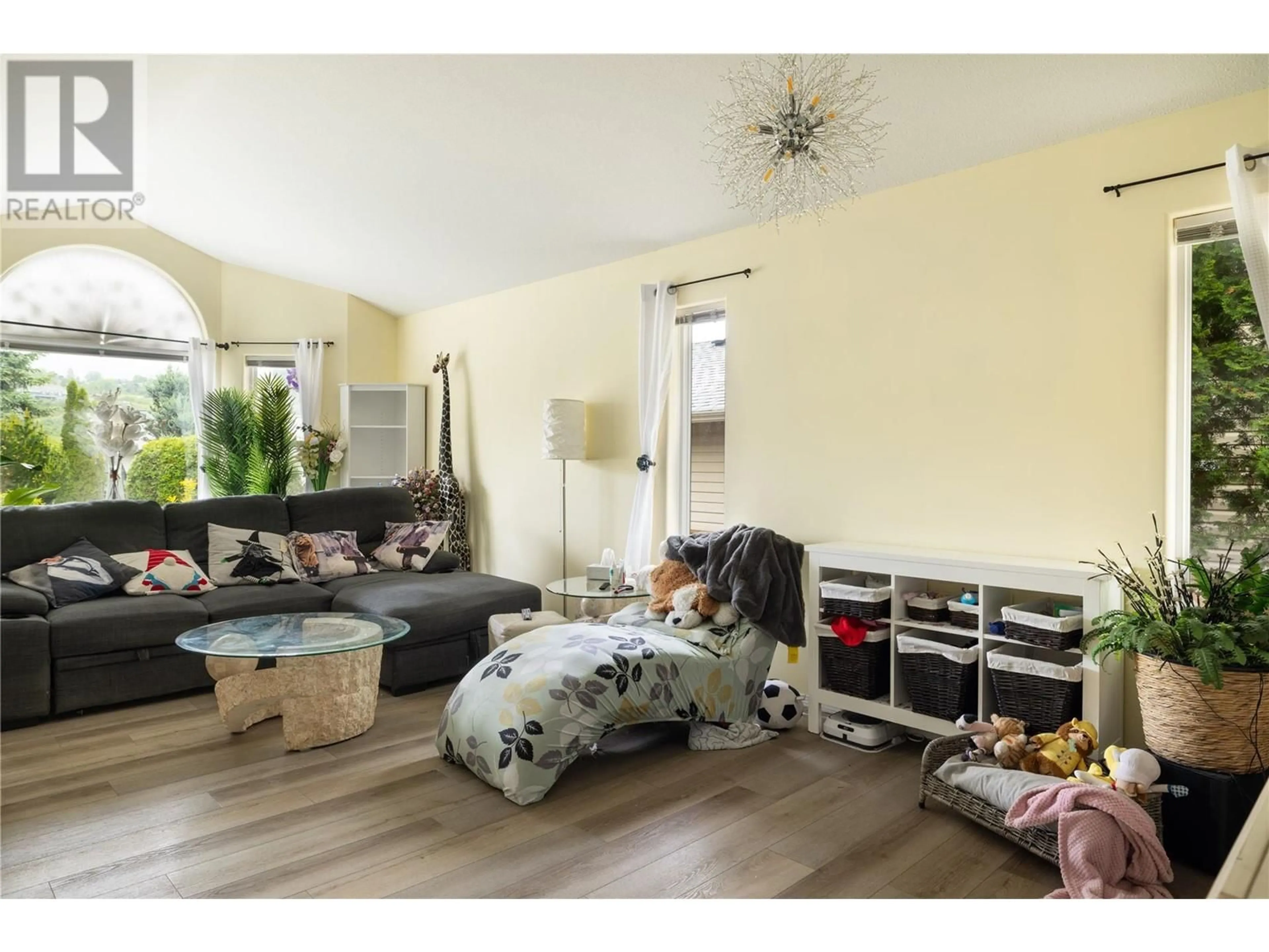 Living room with furniture, wood/laminate floor for 653 6TH STREET, Vernon British Columbia V1H1Z1