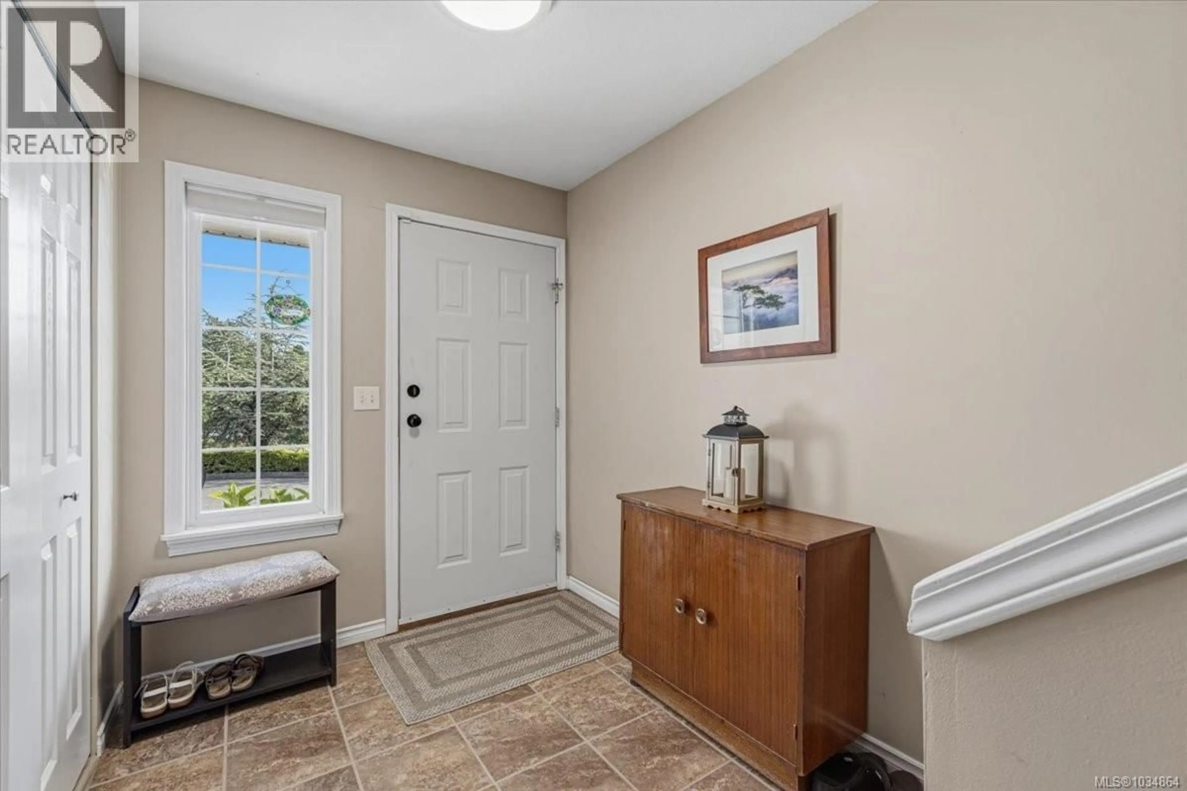 Indoor entryway for 1 - 1659 DUFFERIN CRESCENT, Nanaimo British Columbia V9S5T4